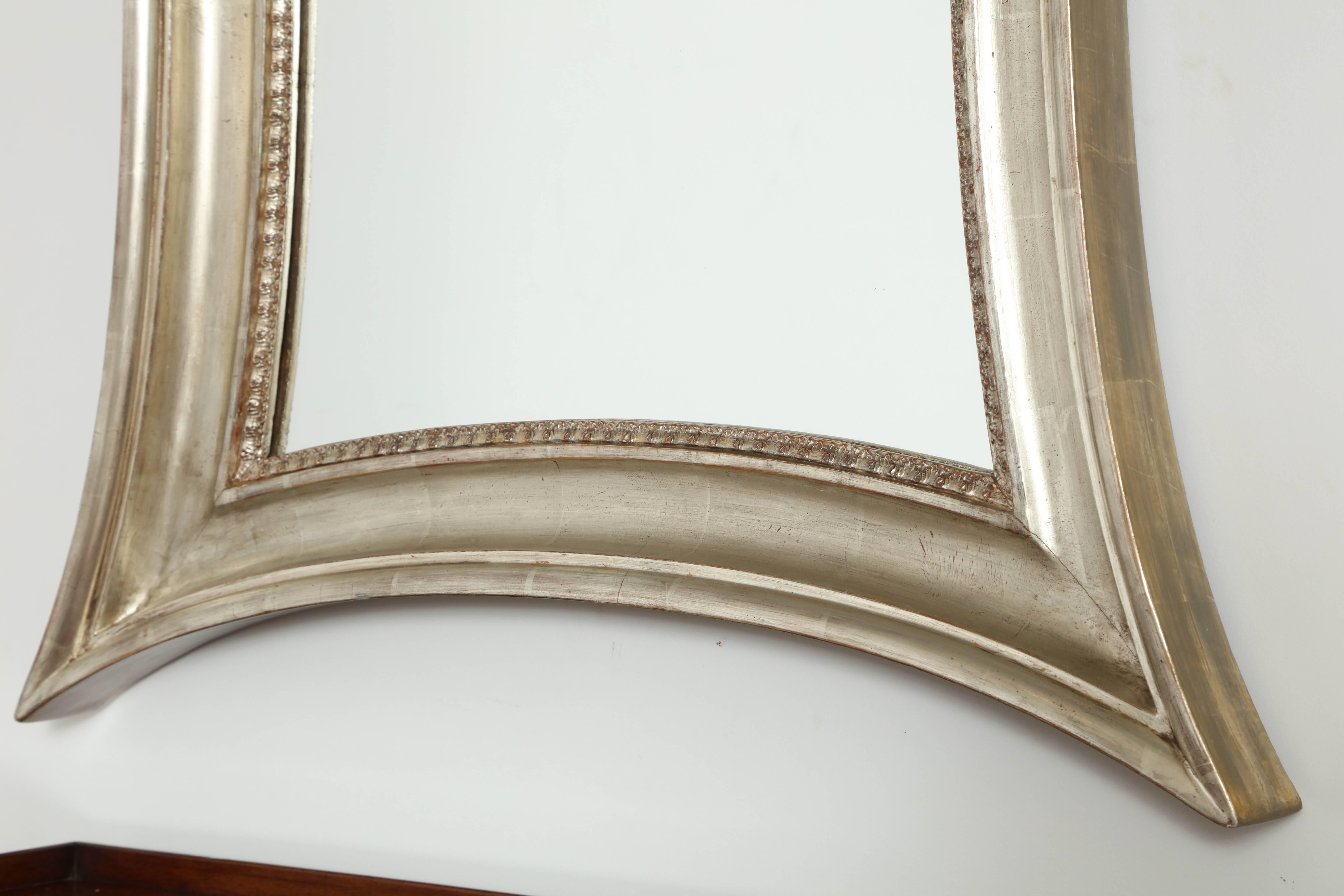 Miroir danois concave en bois doré argenté à côtés concaves Bon état - En vente à New York, NY