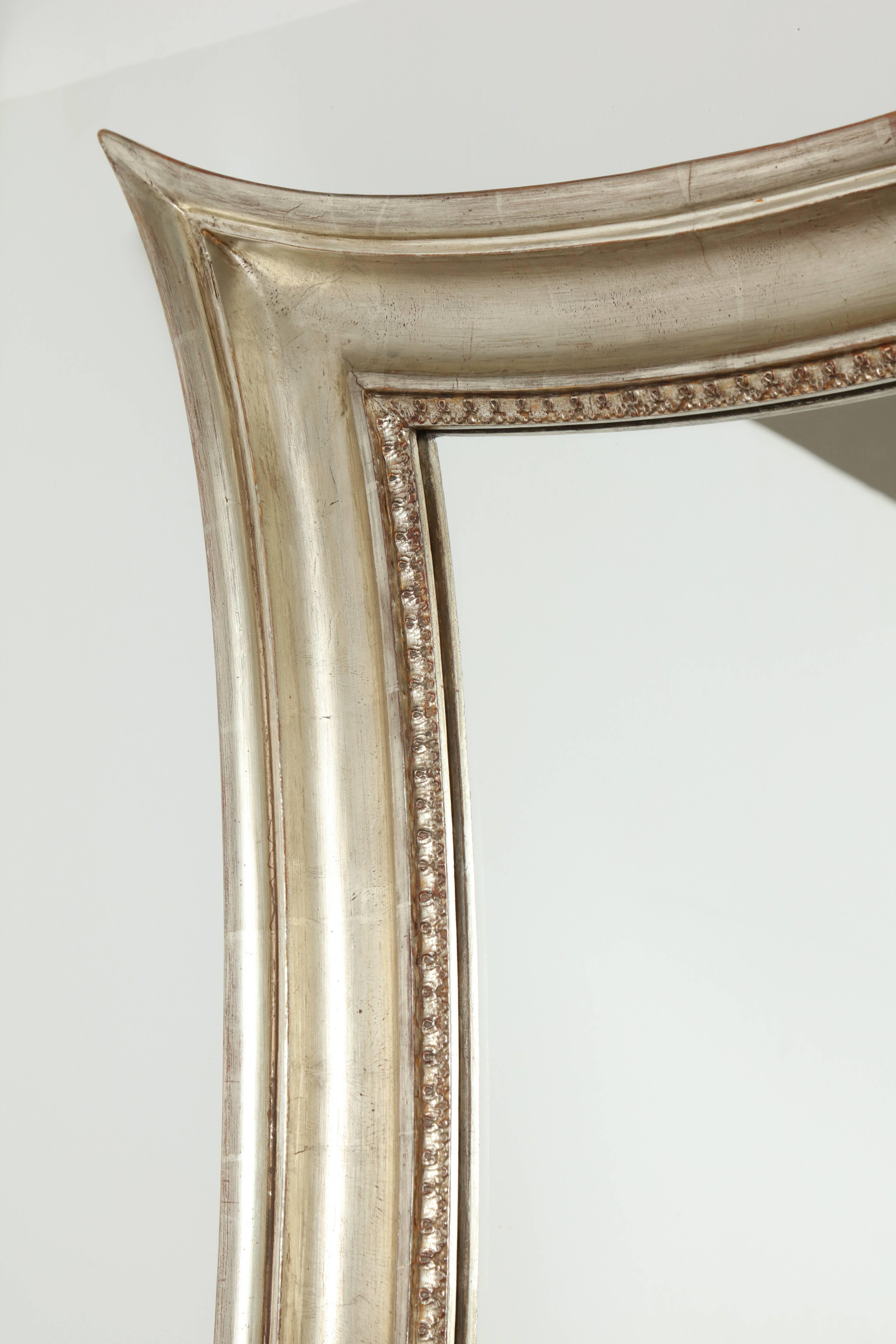 Milieu du XIXe siècle Miroir danois concave en bois doré argenté à côtés concaves en vente