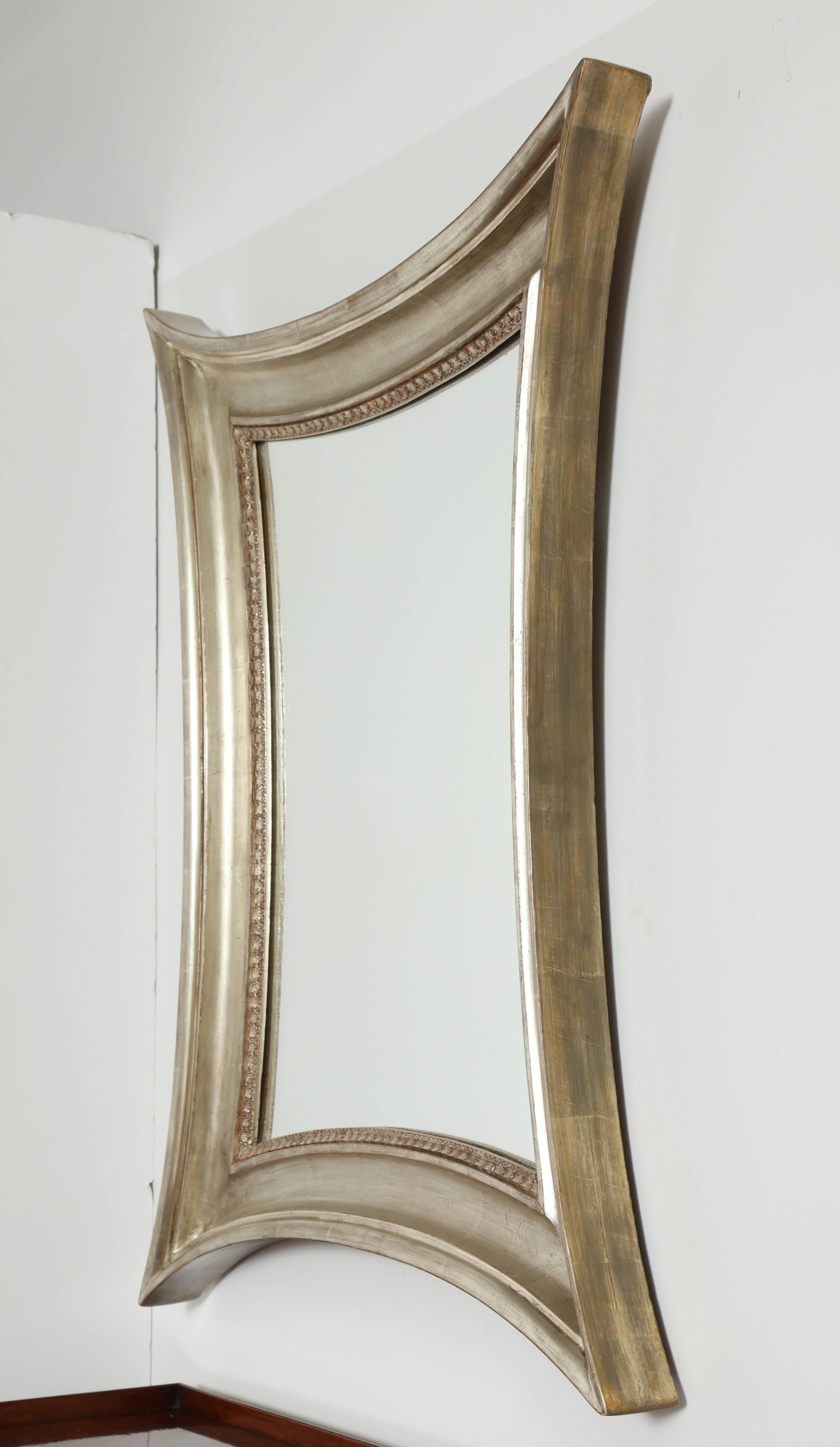 Miroir danois concave en bois doré argenté à côtés concaves en vente 1