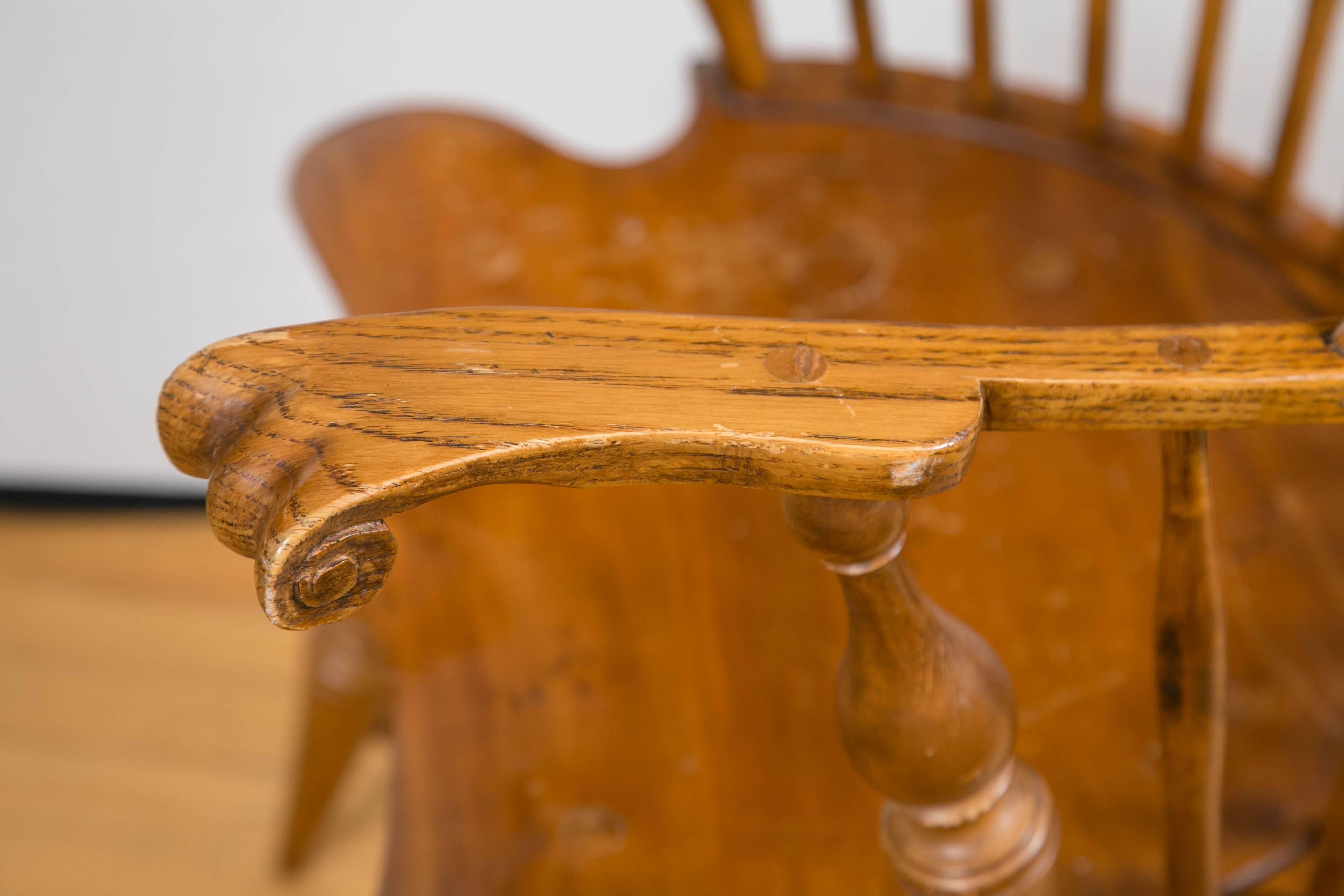 Knuckle Arm Windsor Chair In Excellent Condition In Mt Kisco, NY