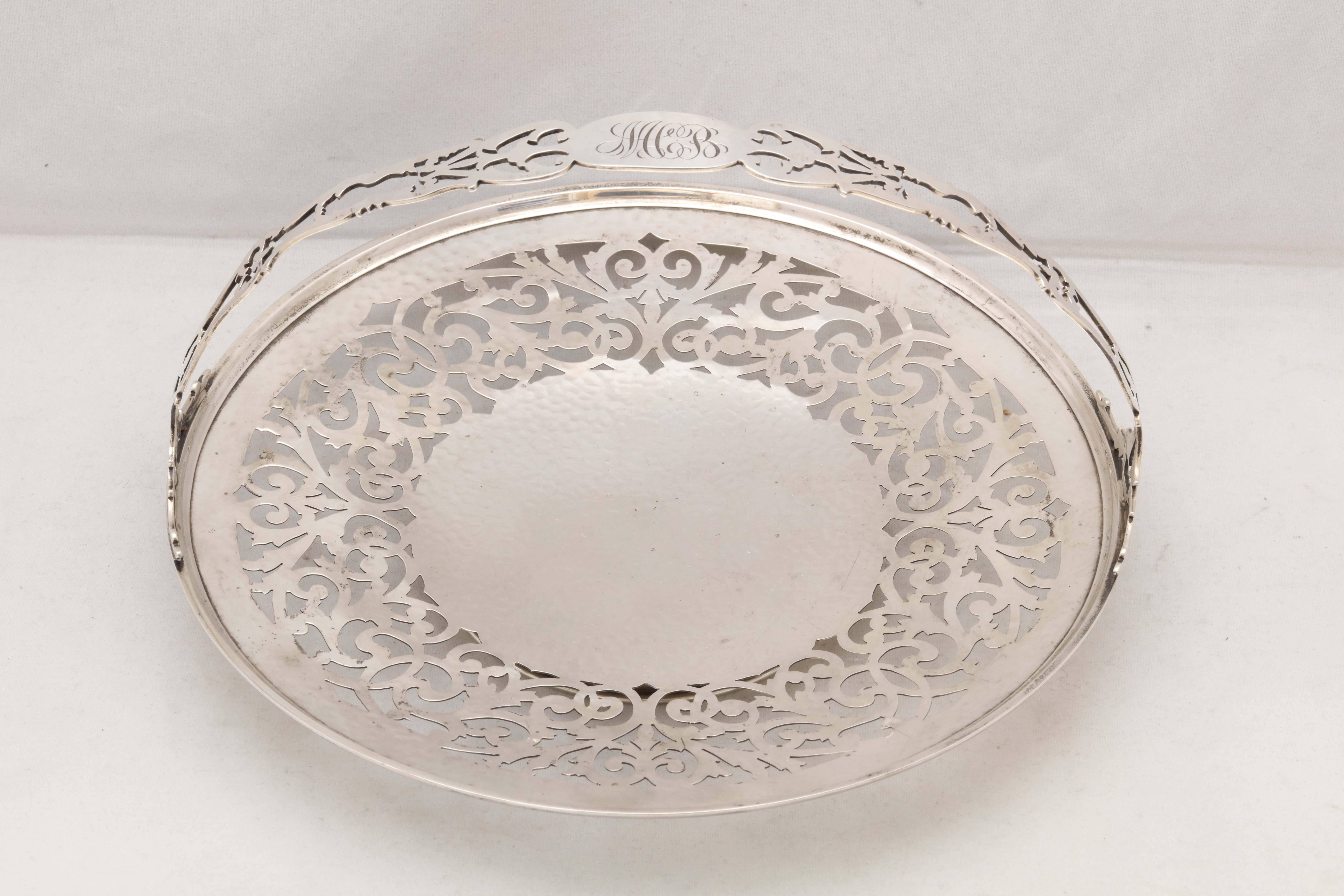 Preciosa cesta para tartas Gorham de plata de ley y estilo eduardiano sobre base de pedestal Estadounidense en venta