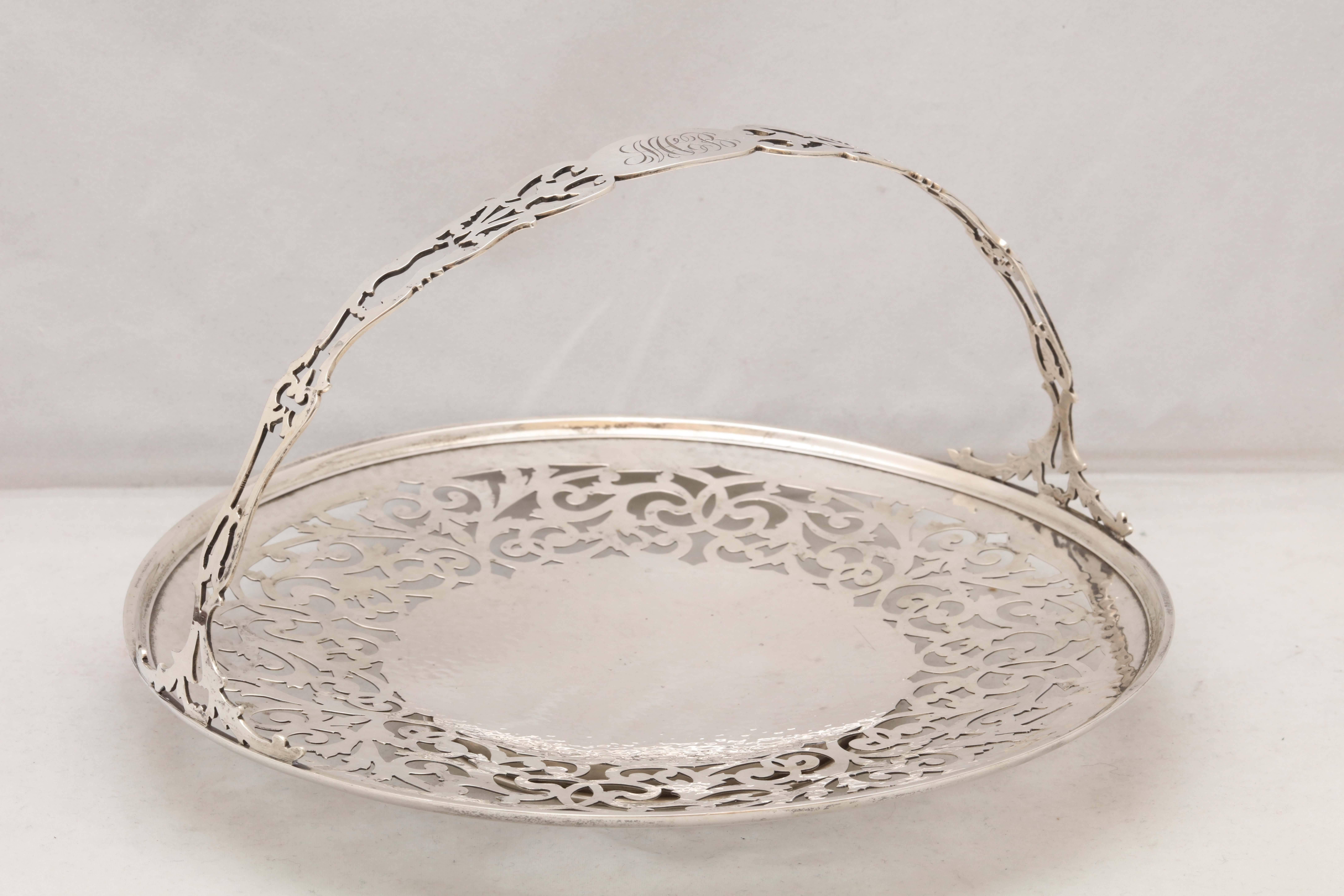 Lovely Sterling Silver Gorham Edwardian-Style Cake Basket on Pedestal Base In Excellent Condition For Sale In New York, NY