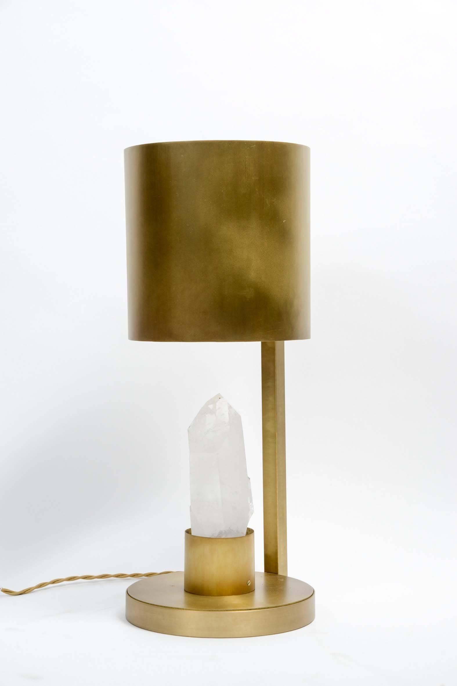 Zylindrische Schreibtischlampe aus Messing und einem Bergkristall in der Mitte.

Eine Lichtquelle, eine Glühbirne, die den Bergkristall von oben beleuchtet.