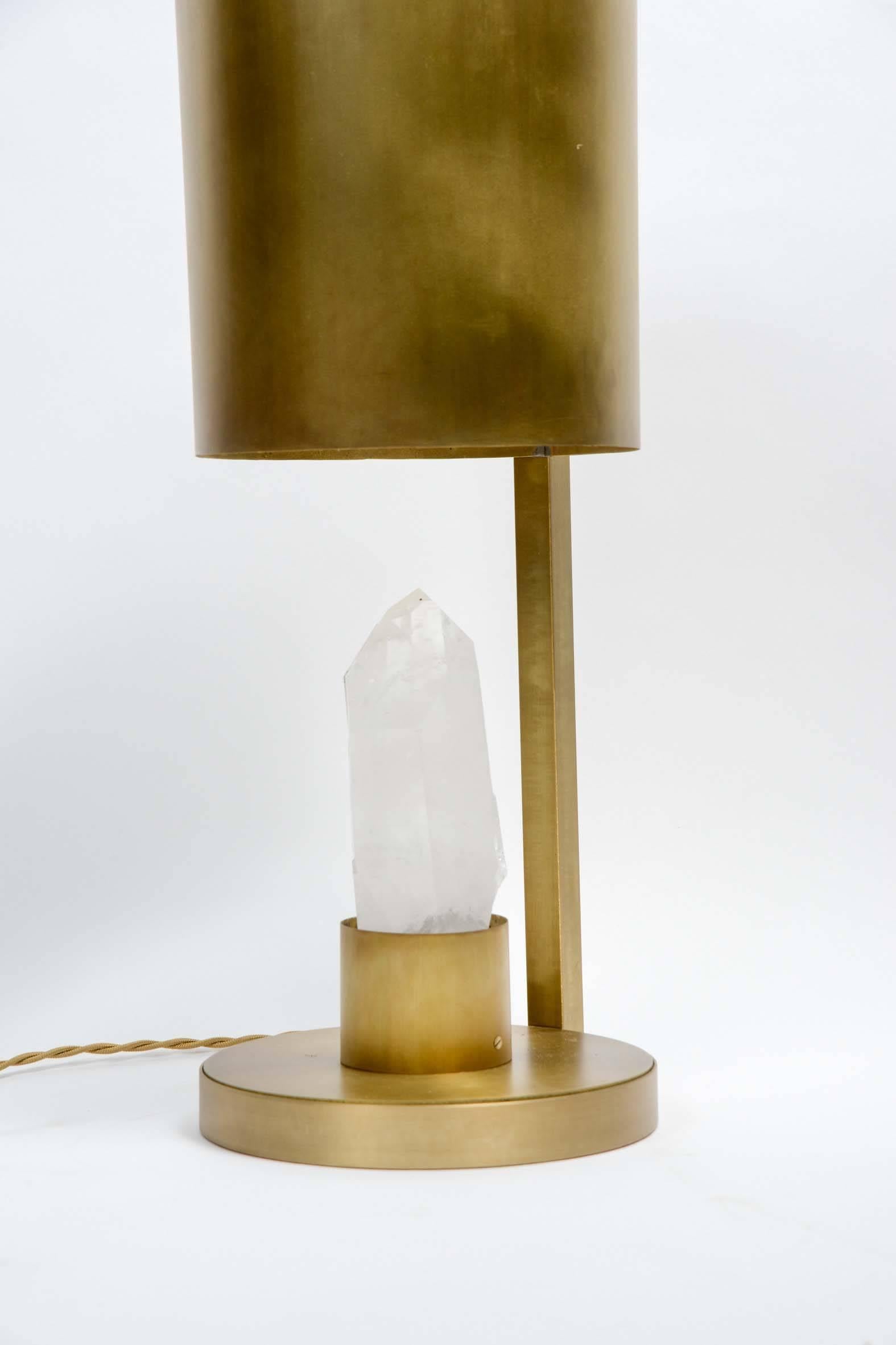 Tischlampe aus Messing und Bergkristall (Moderne) im Angebot