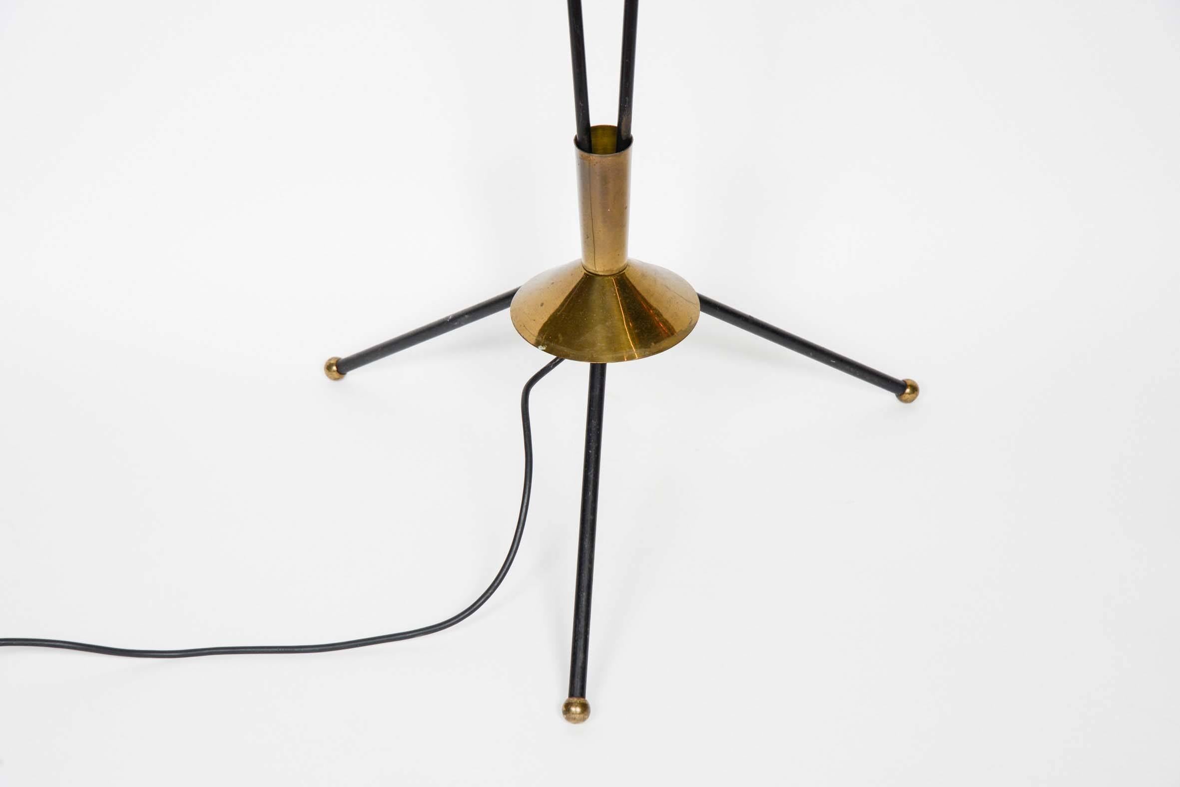 Refine floor lamp made of two arms of light in black brass with a decorative ring, ended by two perforated enameled metal sconces.
Brass feet, lower center piece and details.