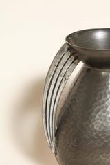 Vase Dinanderie Art Déco français en étain Rene Delavan