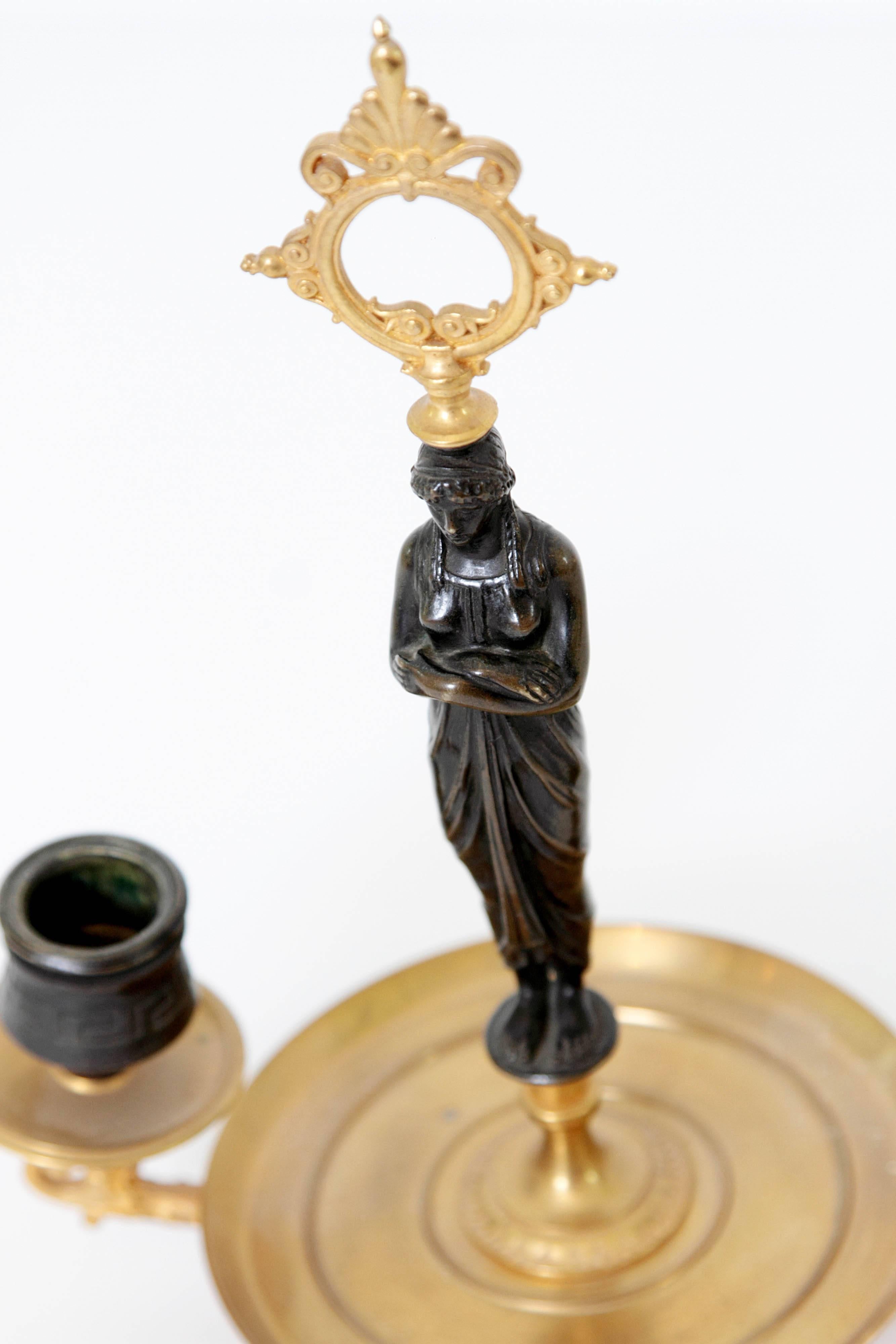 Paire de candélabres figuratifs en bronze patiné et doré en vente 1