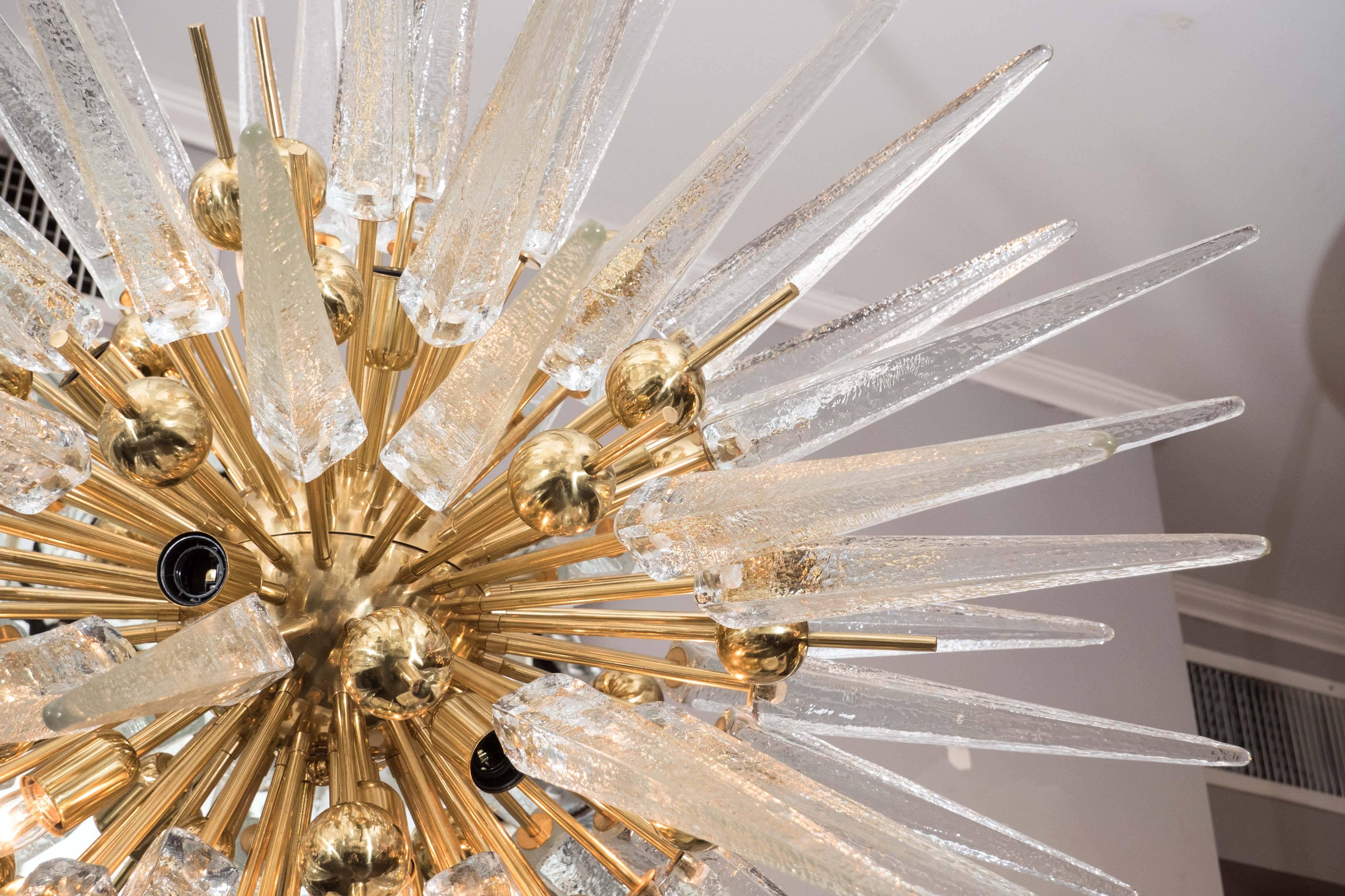 Sputnik à pointes en verre de Murano transparent avec sphères intérieures en laiton en vente 1