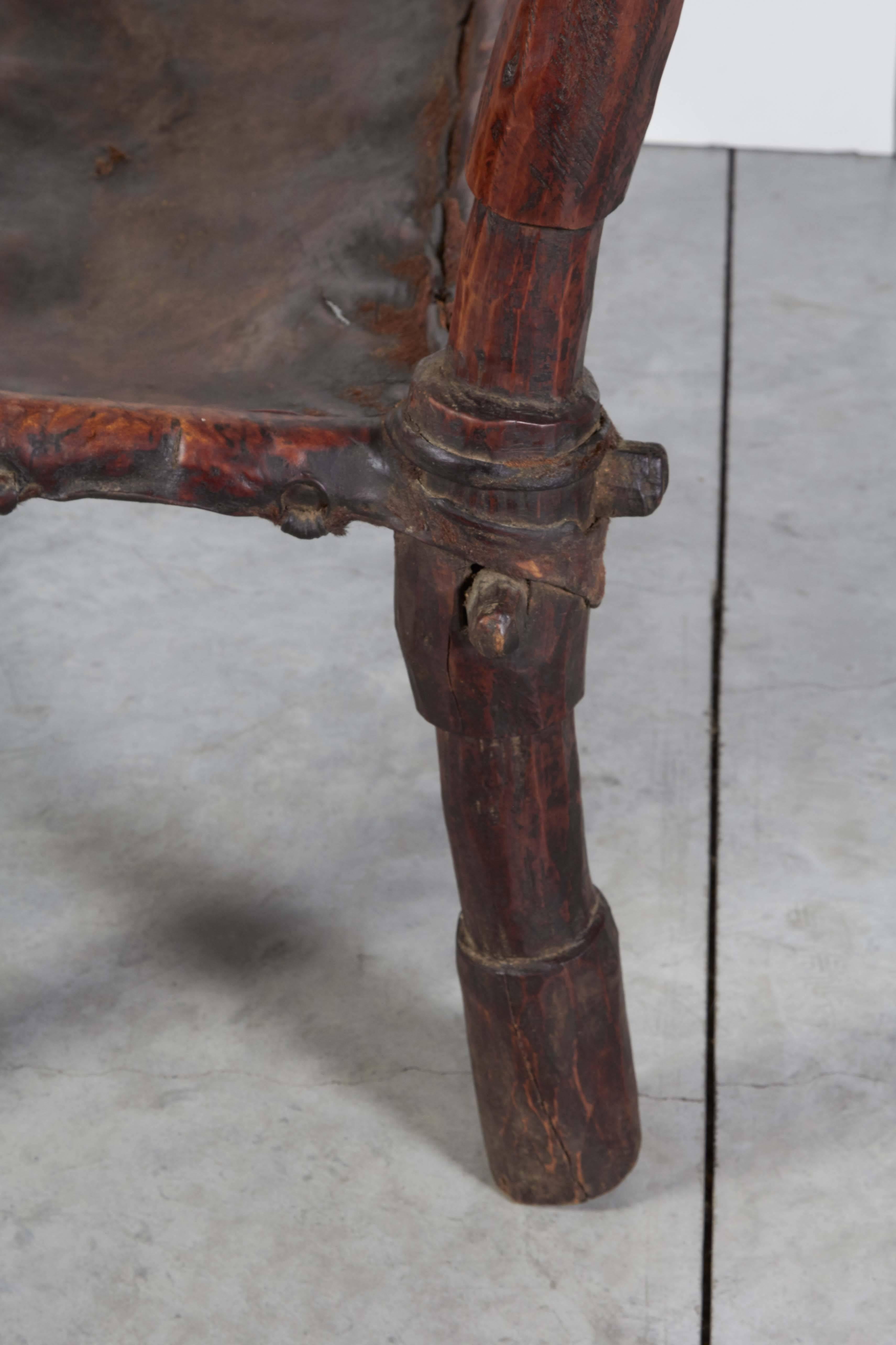 Antique Wood and Leather Bench with Great Patina and Clean Lines In Good Condition For Sale In New York, NY