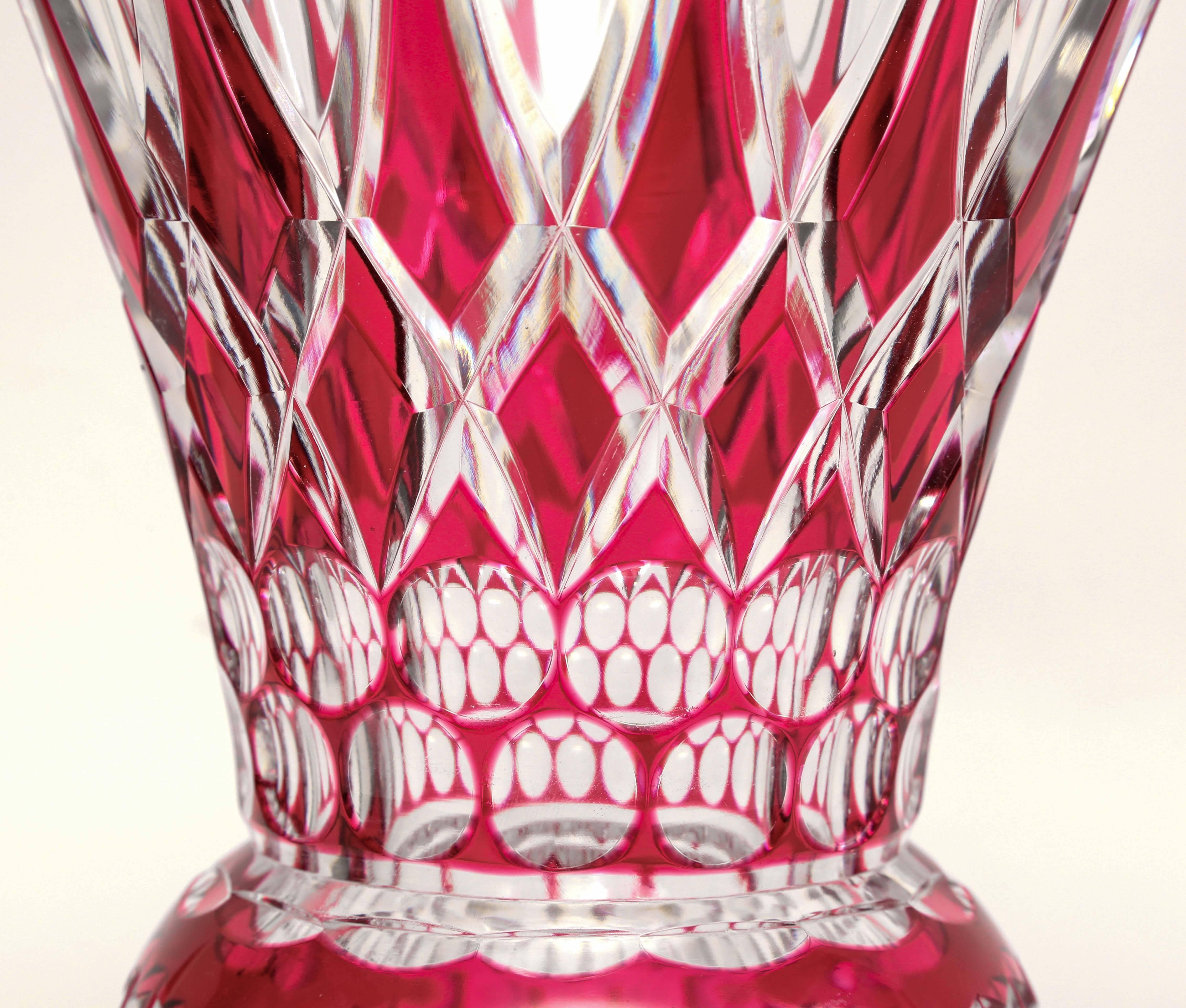 Beeindruckende hohe schwere Vase im Schwerschliff, antik, Val Saint Lambert. Farbe „Rubin“ (Handgefertigt) im Angebot