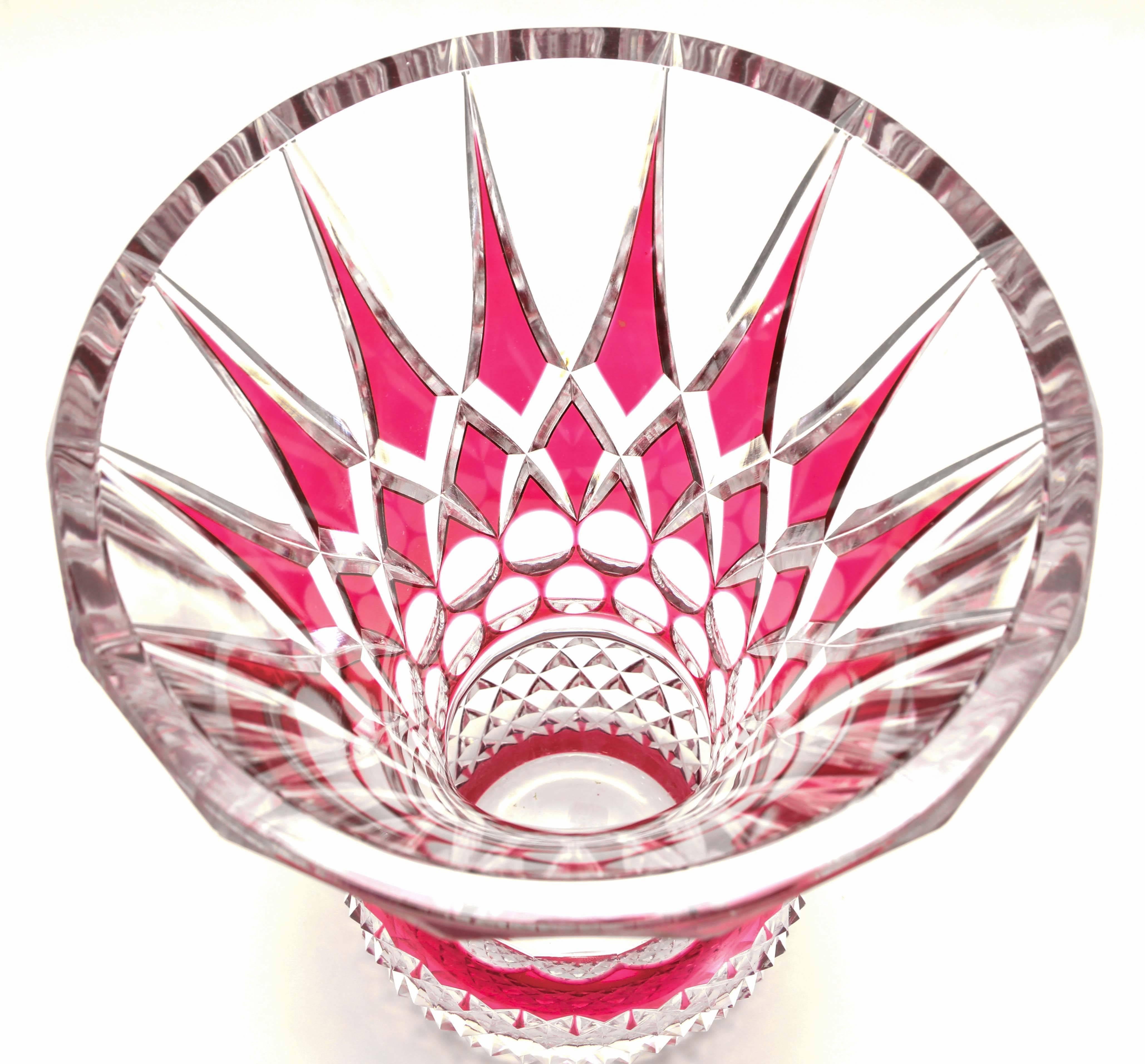 Impressionante vaso alto e pesante, antico Val Saint Lambert. Ottimo colore rubino In condizioni buone in vendita a West Palm Beach, FL