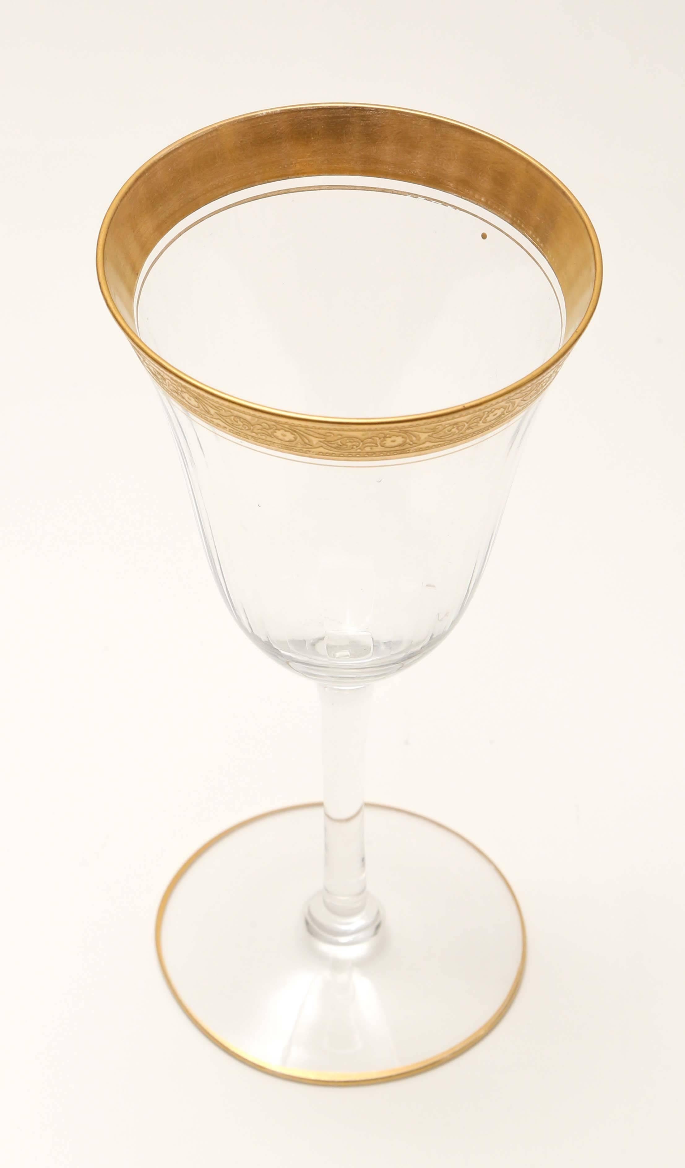A great and basic goblet to mix and match in with all your fine china and crystal. Please note that this is for a set of 12 goblets, but we have more available as we find them so practical. Kindly inquire.