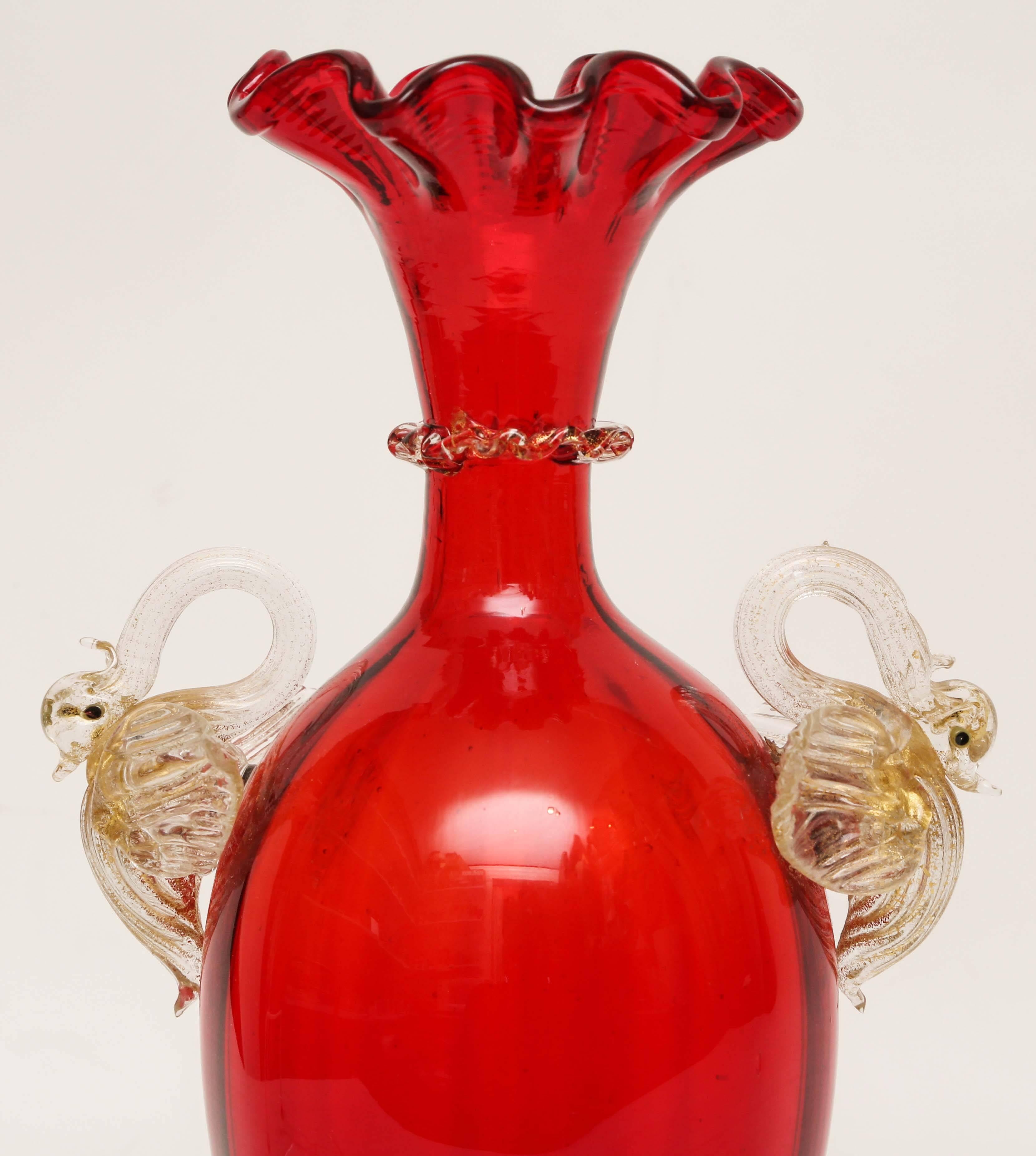 italien Superbe vase vénitien rouge avec deux poignées en forme de cygne, or 24 carats inclus en vente