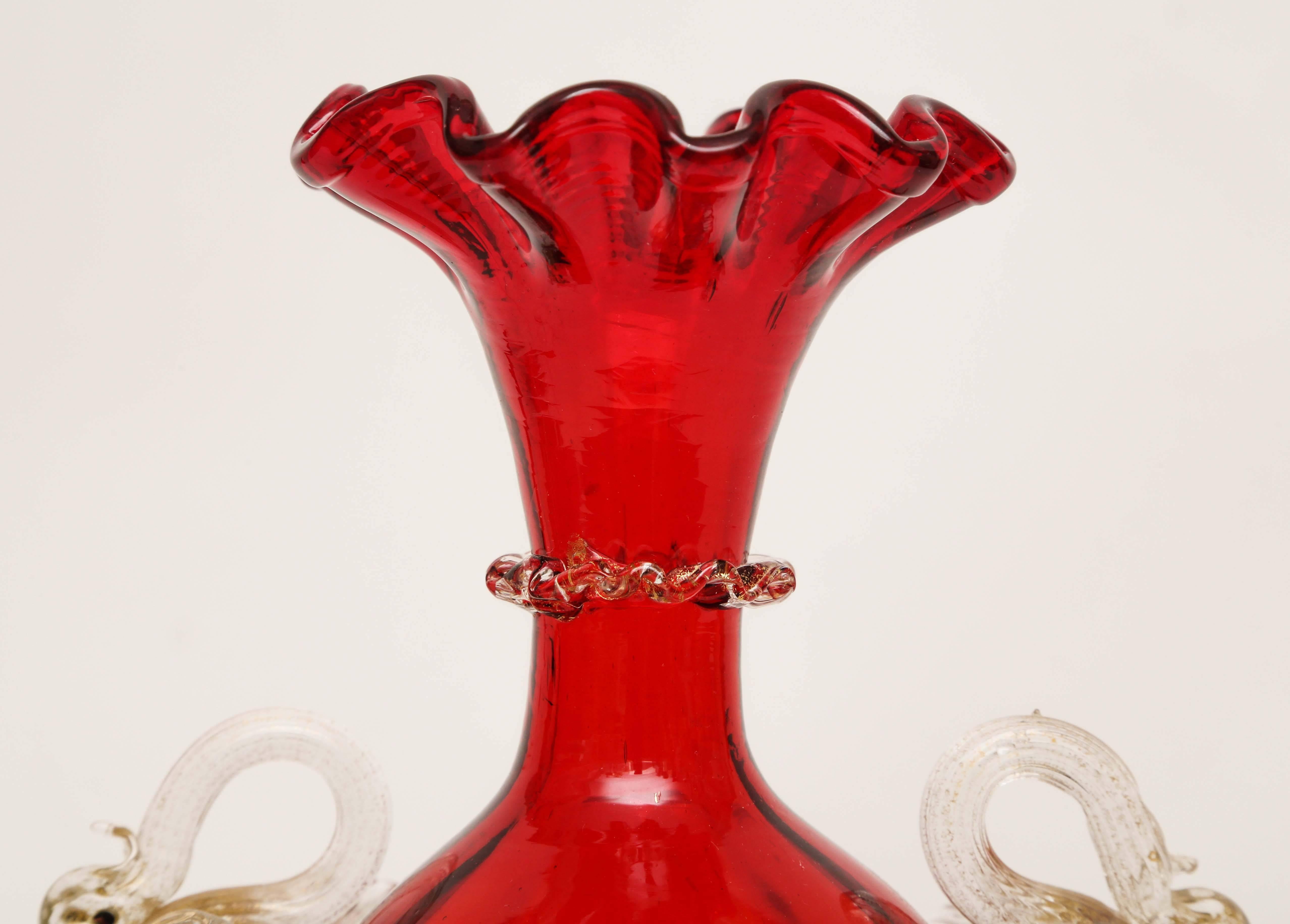 Fait main Superbe vase vénitien rouge avec deux poignées en forme de cygne, or 24 carats inclus en vente