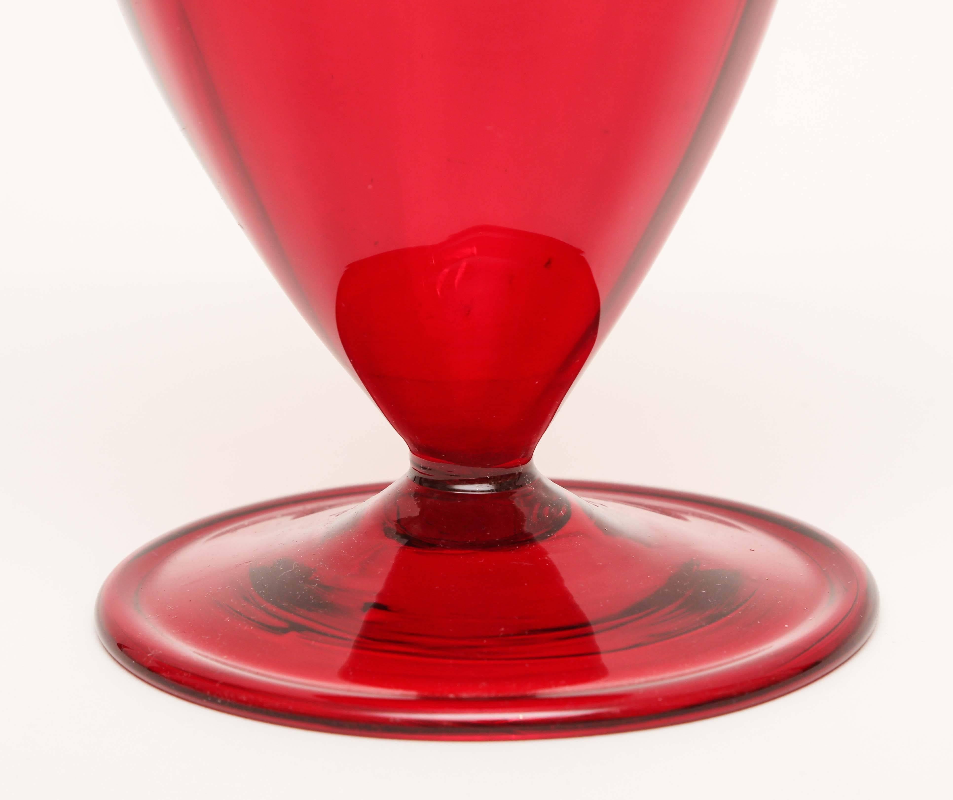 Metà XX secolo Stupendo vaso veneziano rosso con manici a doppio cigno, inclusione in oro 24 carati in vendita