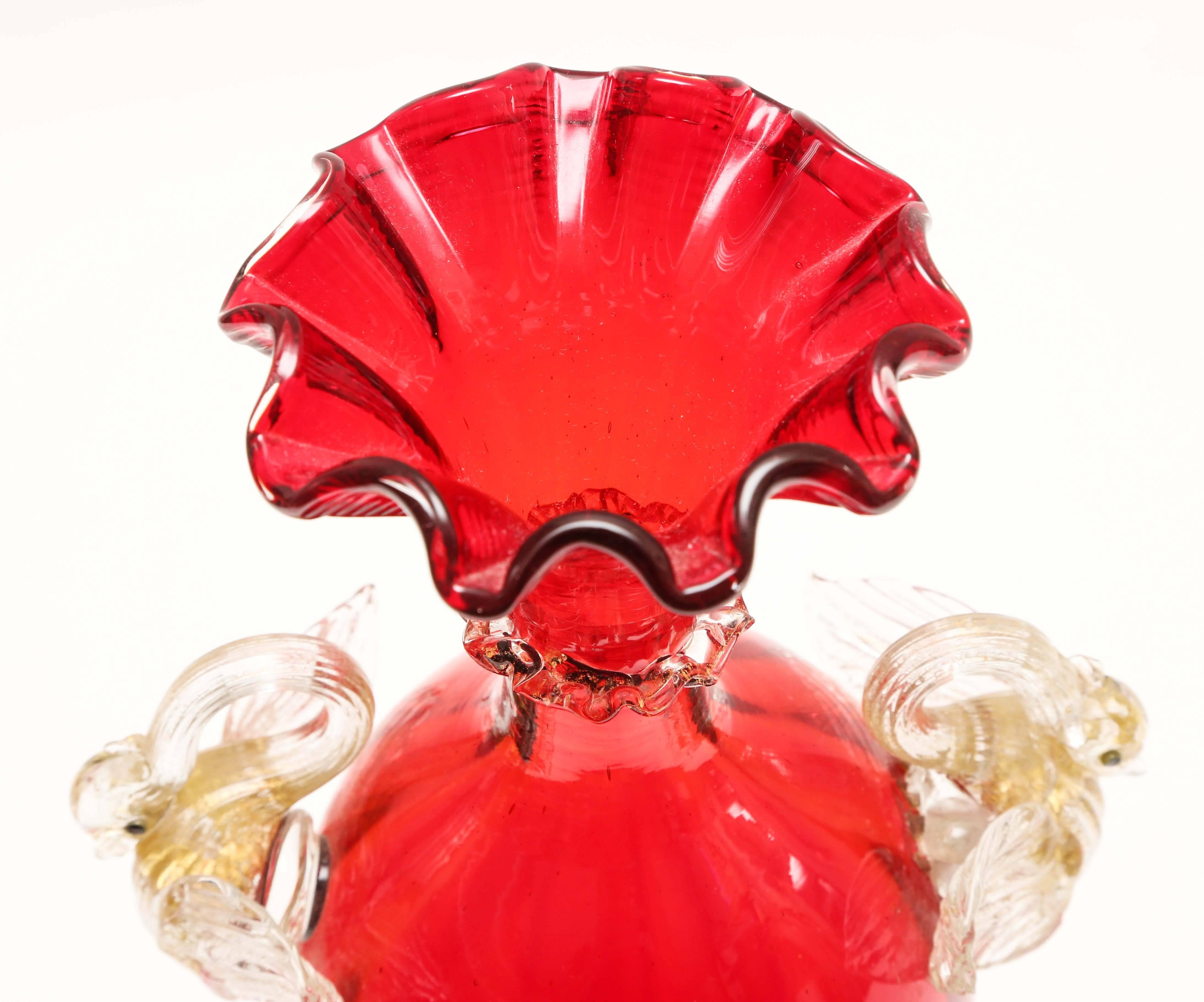 Feuille d'or Superbe vase vénitien rouge avec deux poignées en forme de cygne, or 24 carats inclus en vente