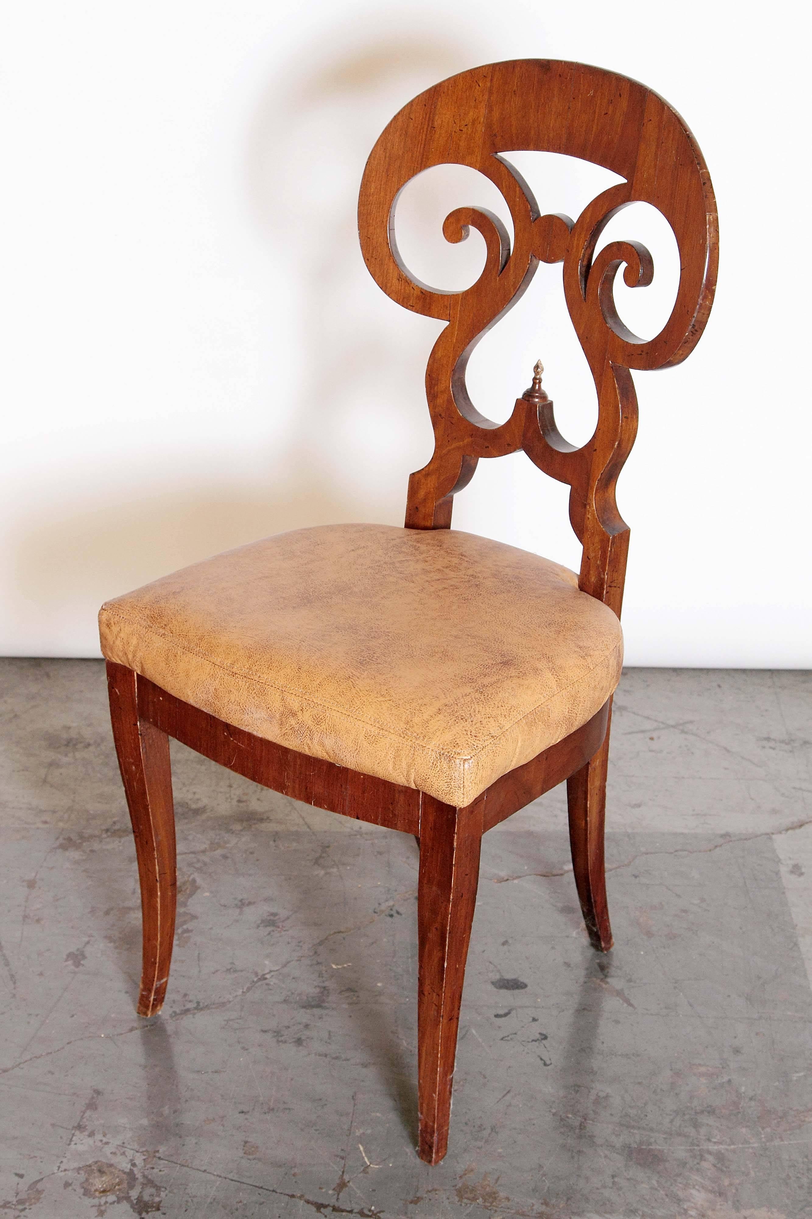 Beautiful 19th century Biedermeier style side chair in walnut with leather seat. After a model by Joseph Danhausser.
  