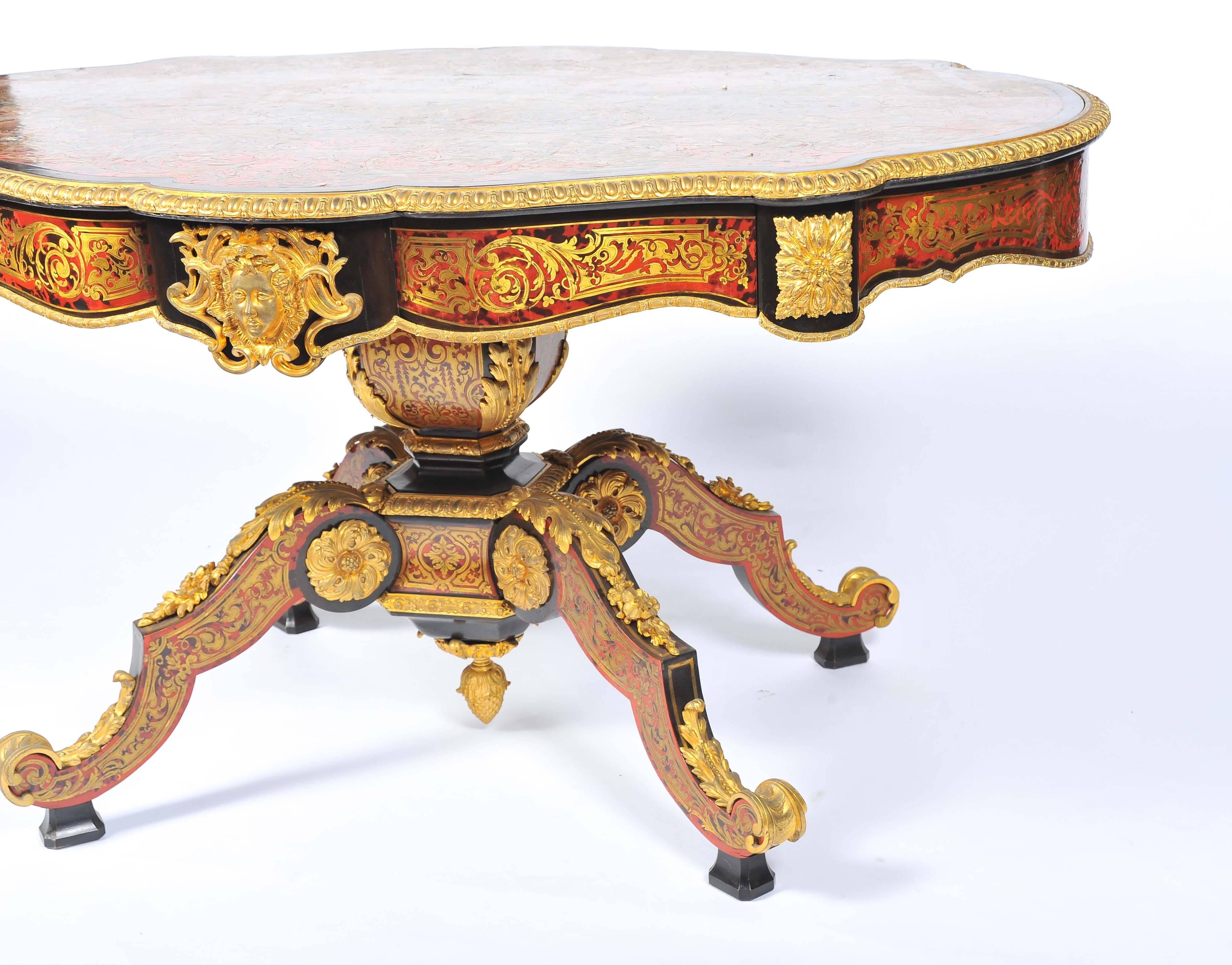 Mesa de centro francesa del siglo XIX, de muy buena calidad, con incrustaciones de marquetería de boulle, con monturas de ormolina dorada, un solo cajón en el friso y elevada sobre una base de cuatro brazos.