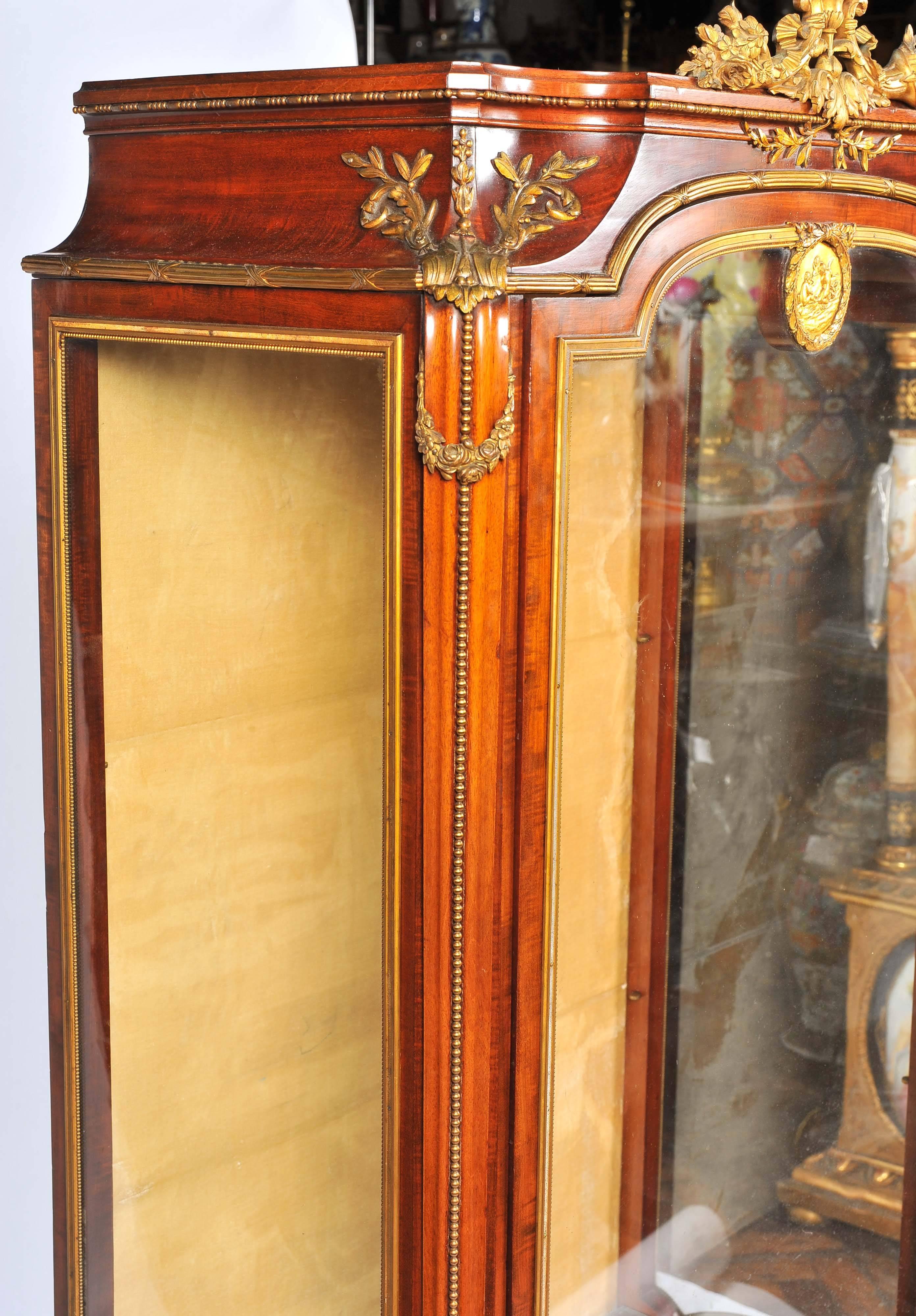 Français Vitrine ou vitrine de style Louis XVI en vente