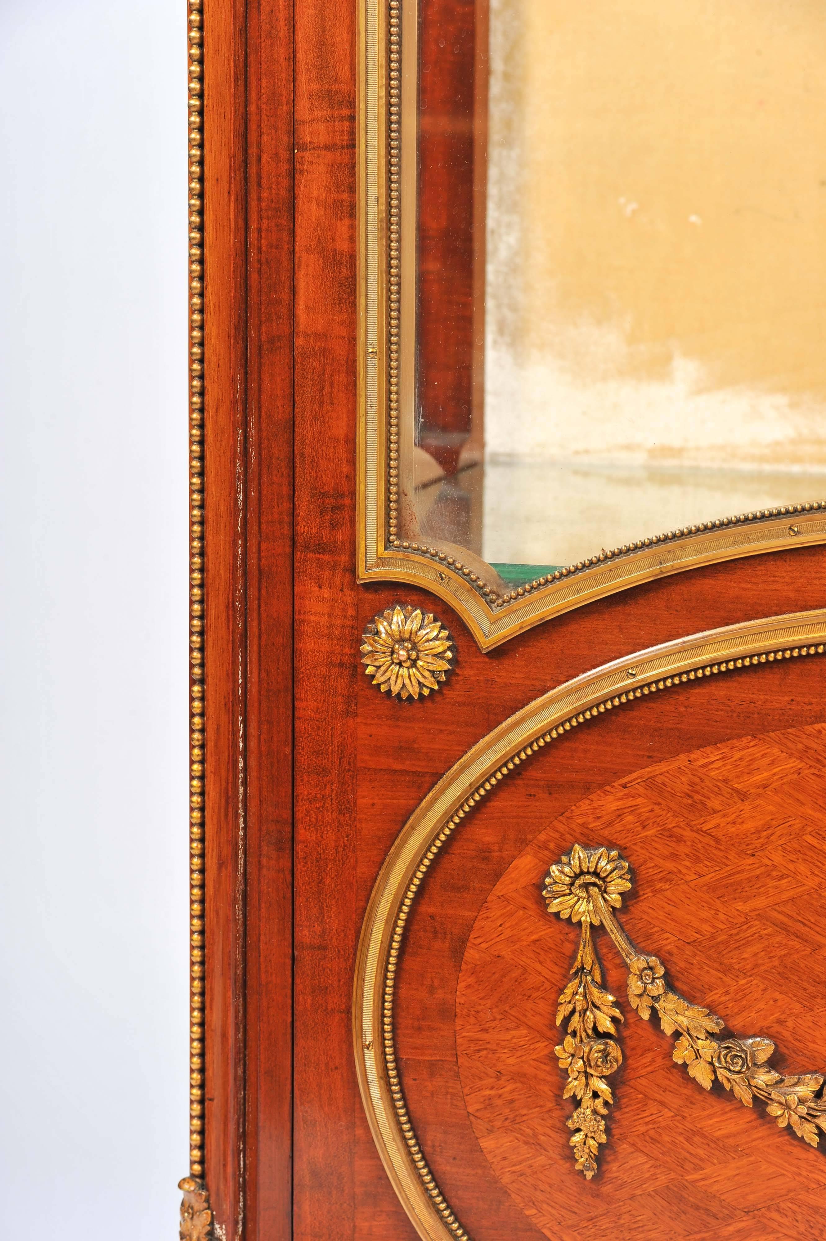 Vitrine ou vitrine de style Louis XVI en vente 1