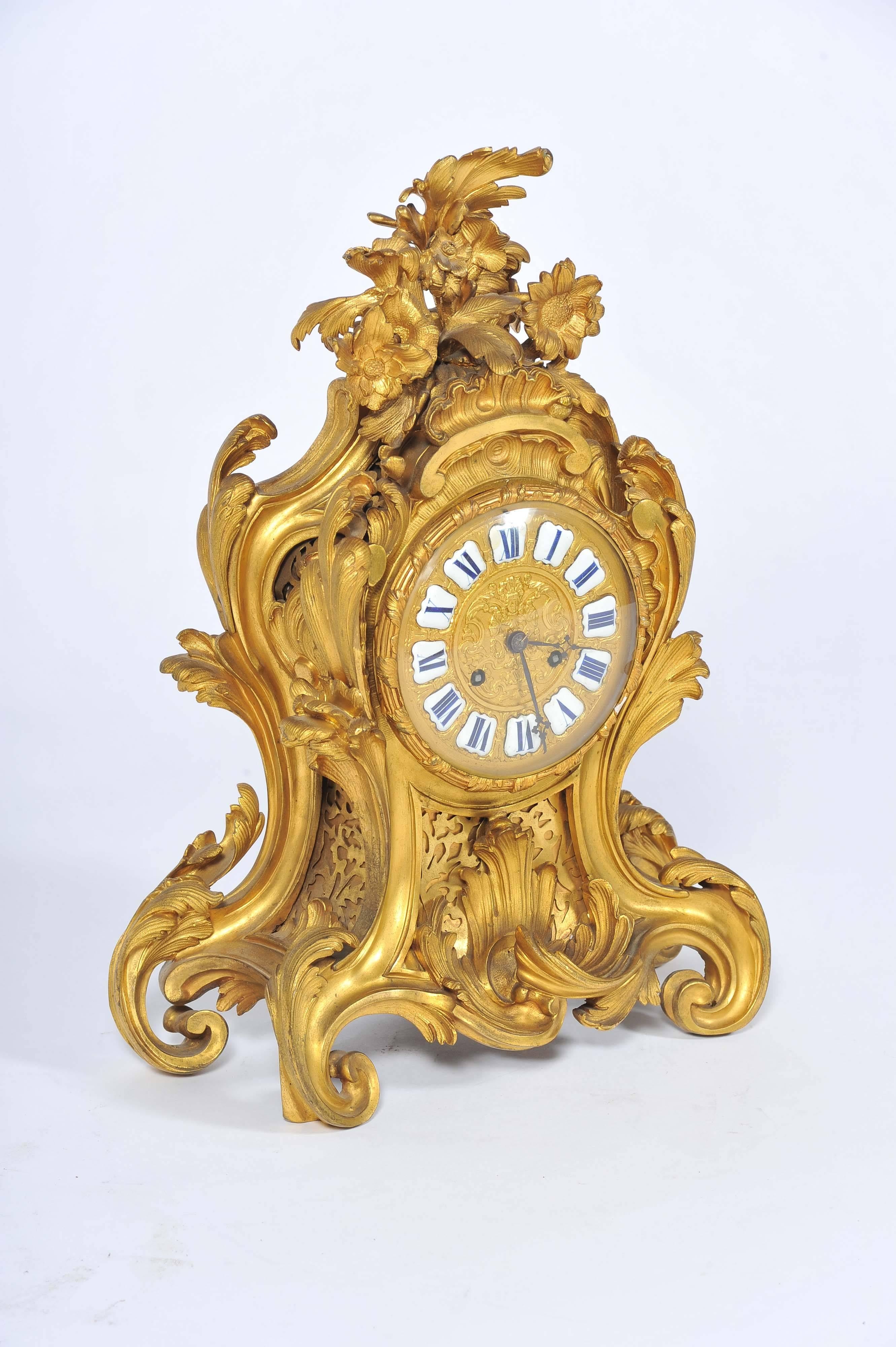 Pendule de cheminée en bronze doré rococo du XIXe siècle de bonne qualité. Le mouvement huit jours sonne à l'heure et à la demi-heure.