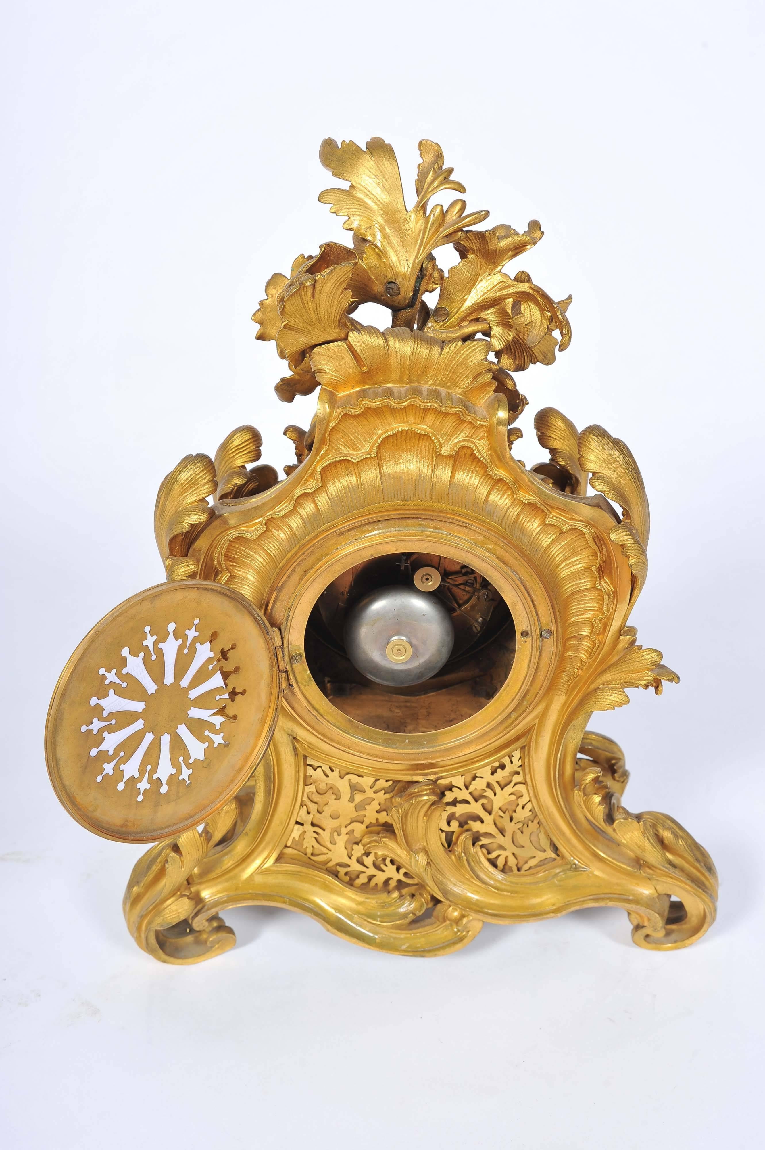 Français Pendule de cheminée du 19ème siècle de style Louis XVI en vente