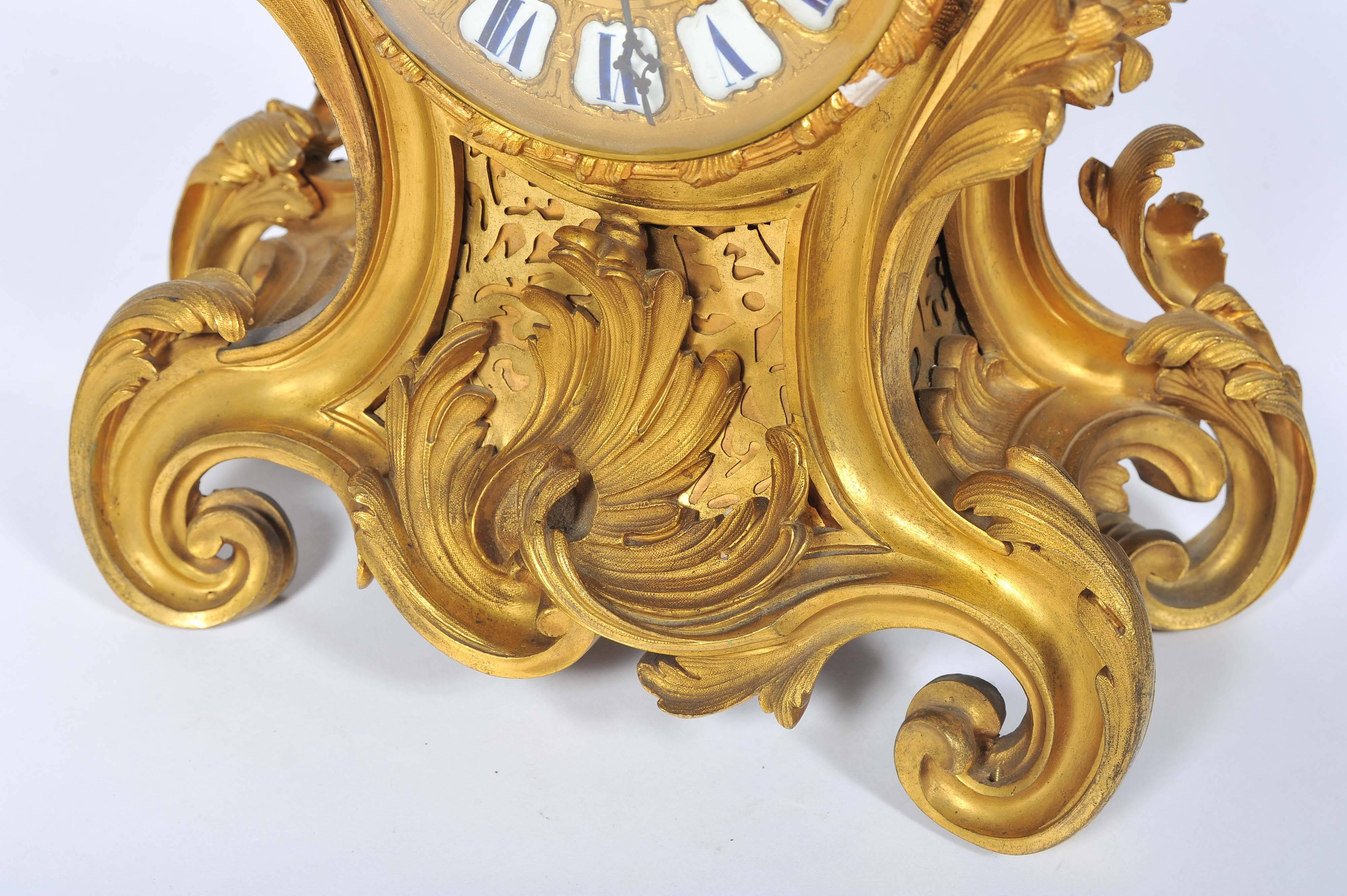 Kaminuhr im Louis-XVI-Stil des 19. Jahrhunderts (Goldbronze) im Angebot