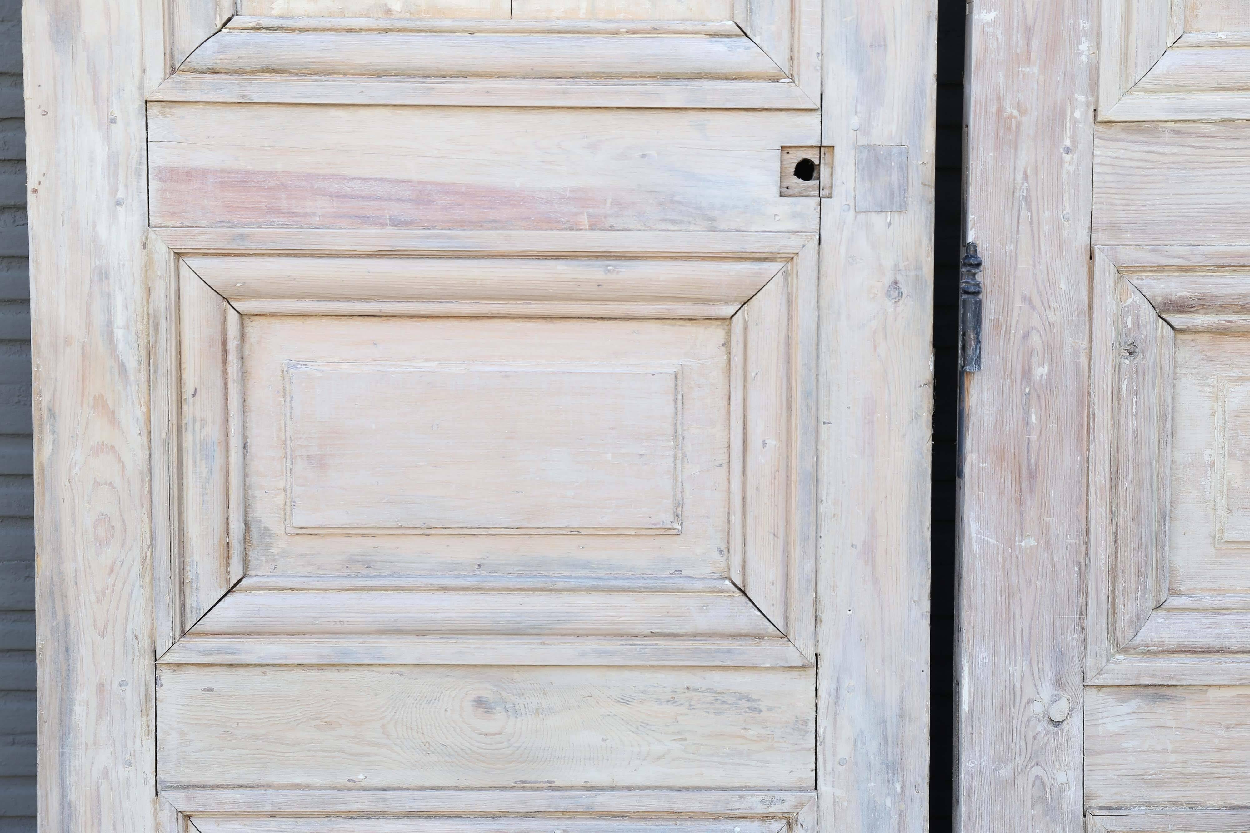 Louis-XVI-Türen aus Kiefernholz, verkauft als Paar. Die ursprüngliche Farbe wurde entfernt. Jede Tür ist 26,25 Zoll breit und die Gesamtbreite des Paares beträgt 52,5 Zoll.

Hinweis: Die ursprüngliche/frühe Oberfläche von antikem und altem Metall
