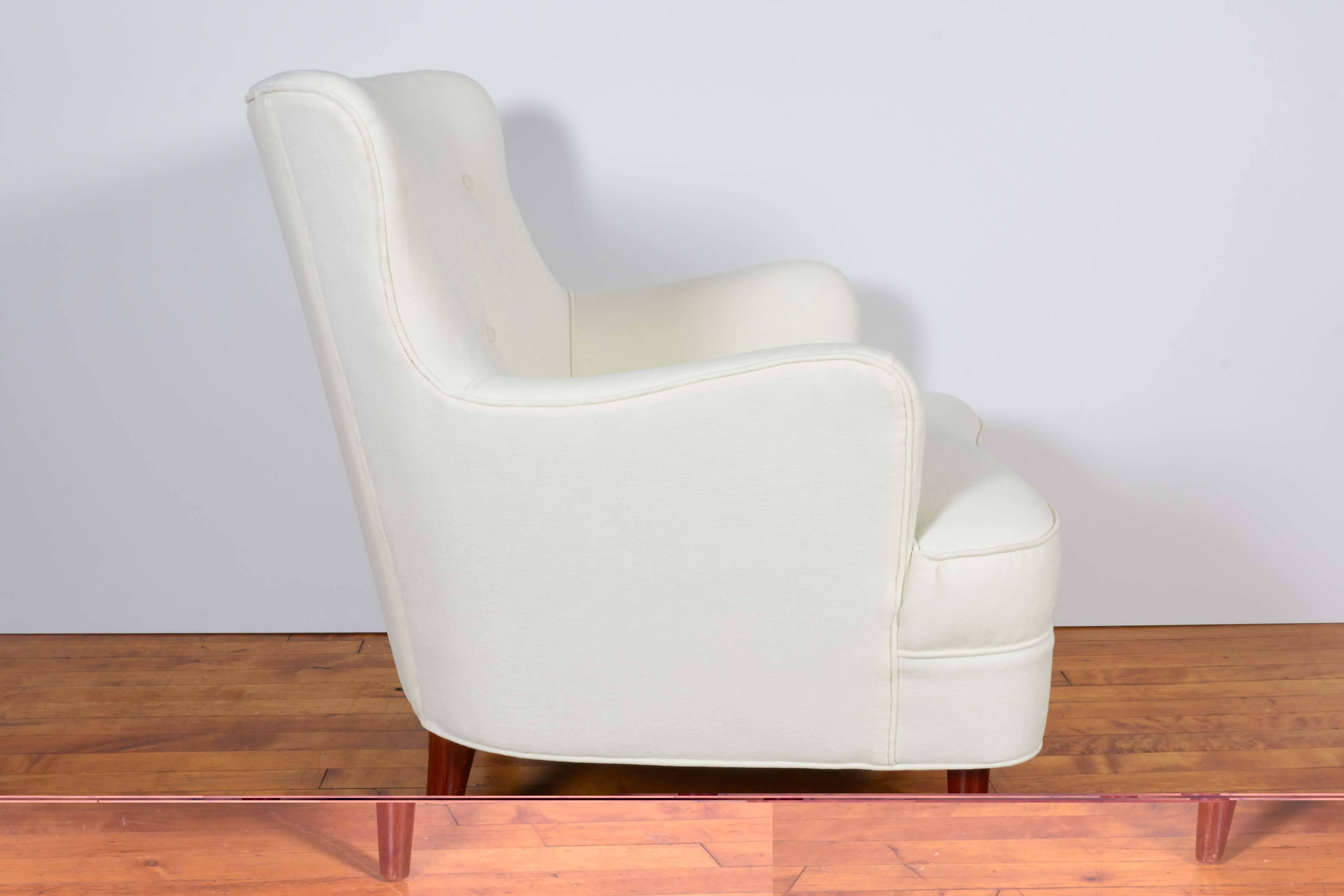 Pair of Mid-Century Italian Wingback Armchairs in White Chenille In Good Condition In New York, NY