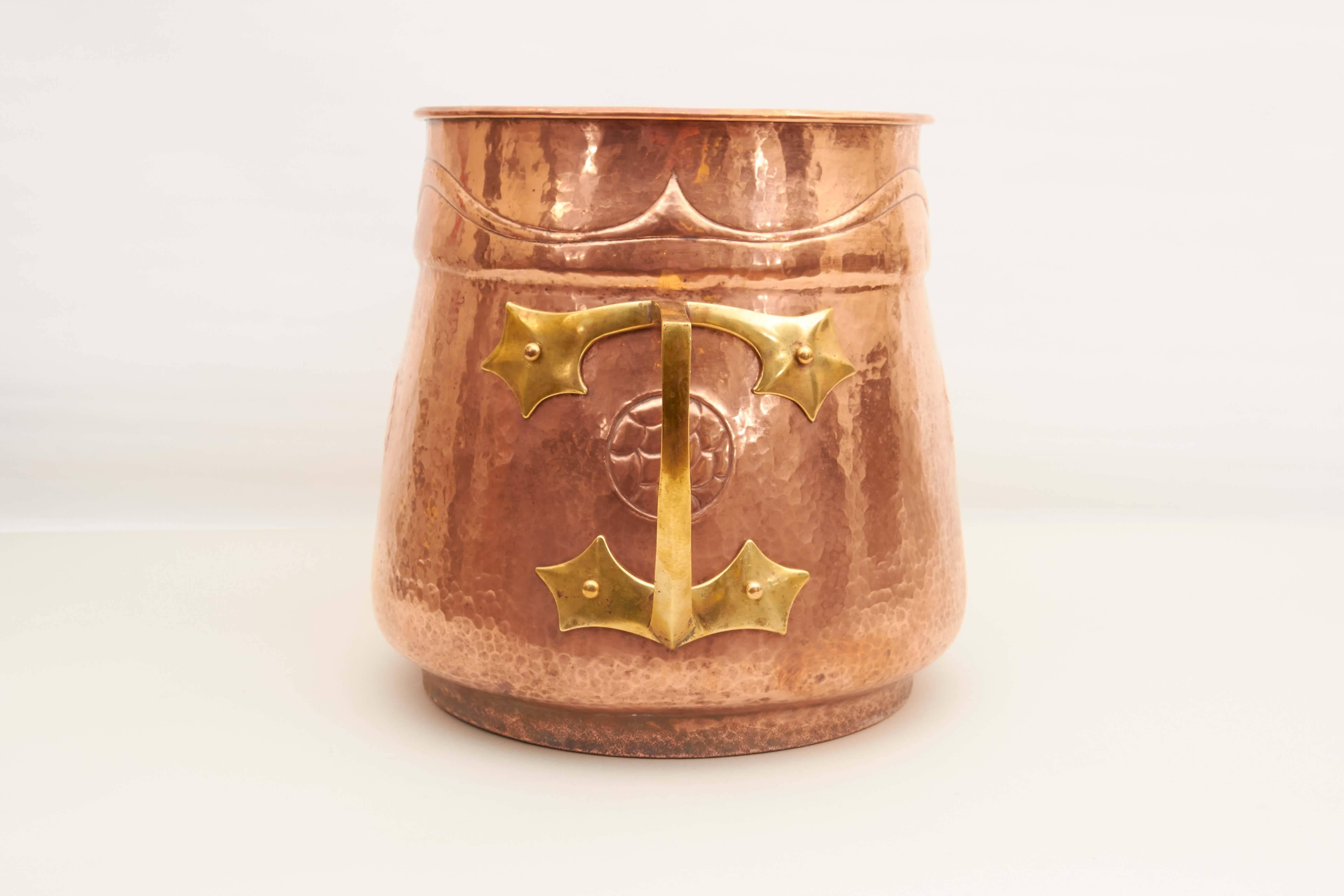 English Arts & Crafts Handled Log Holder and Bucket in Hammered Copper In Good Condition In New York, NY