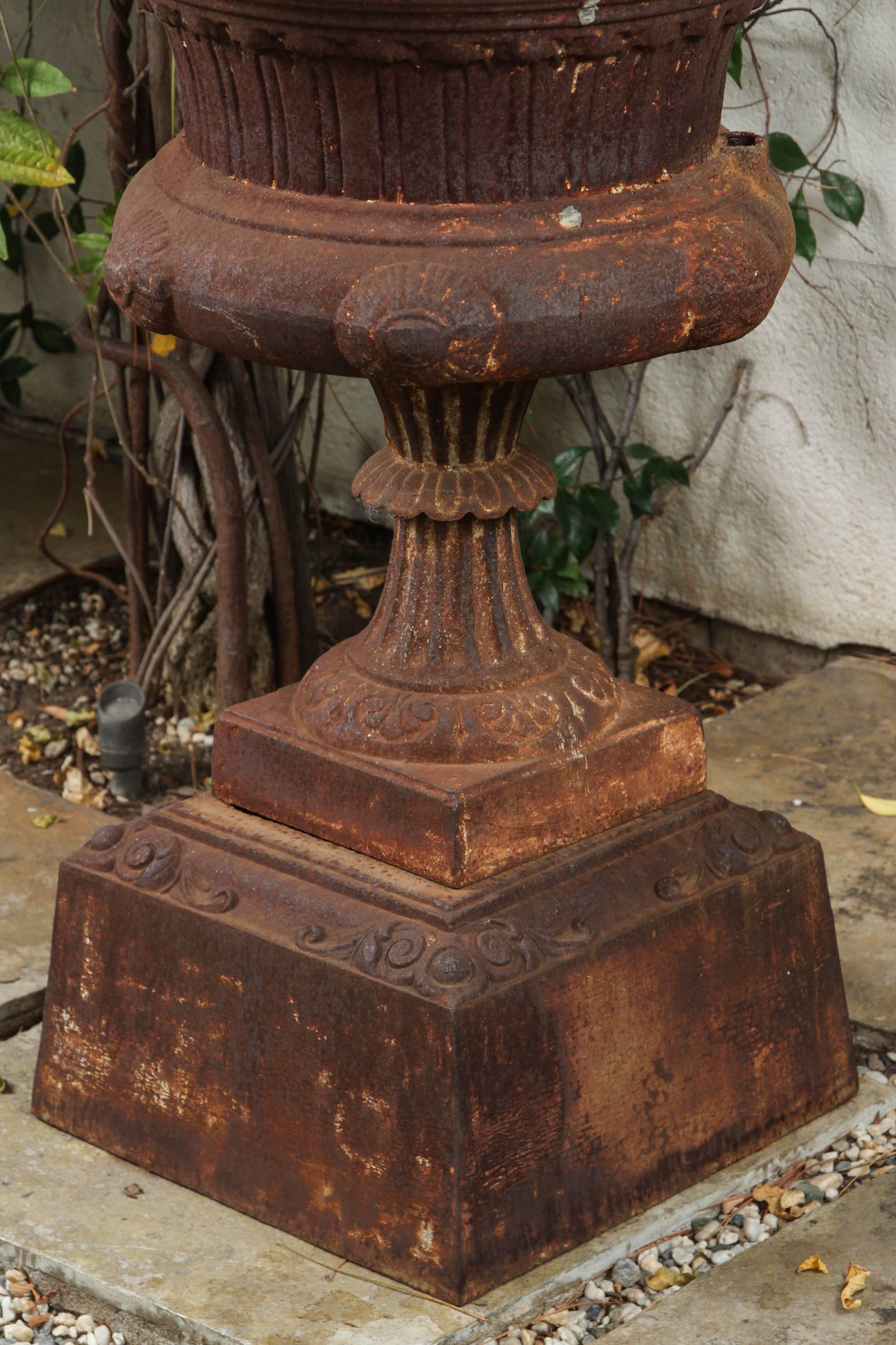 Large Late 19th Century Cast Iron Garden Urn In Good Condition In Los Angeles, CA