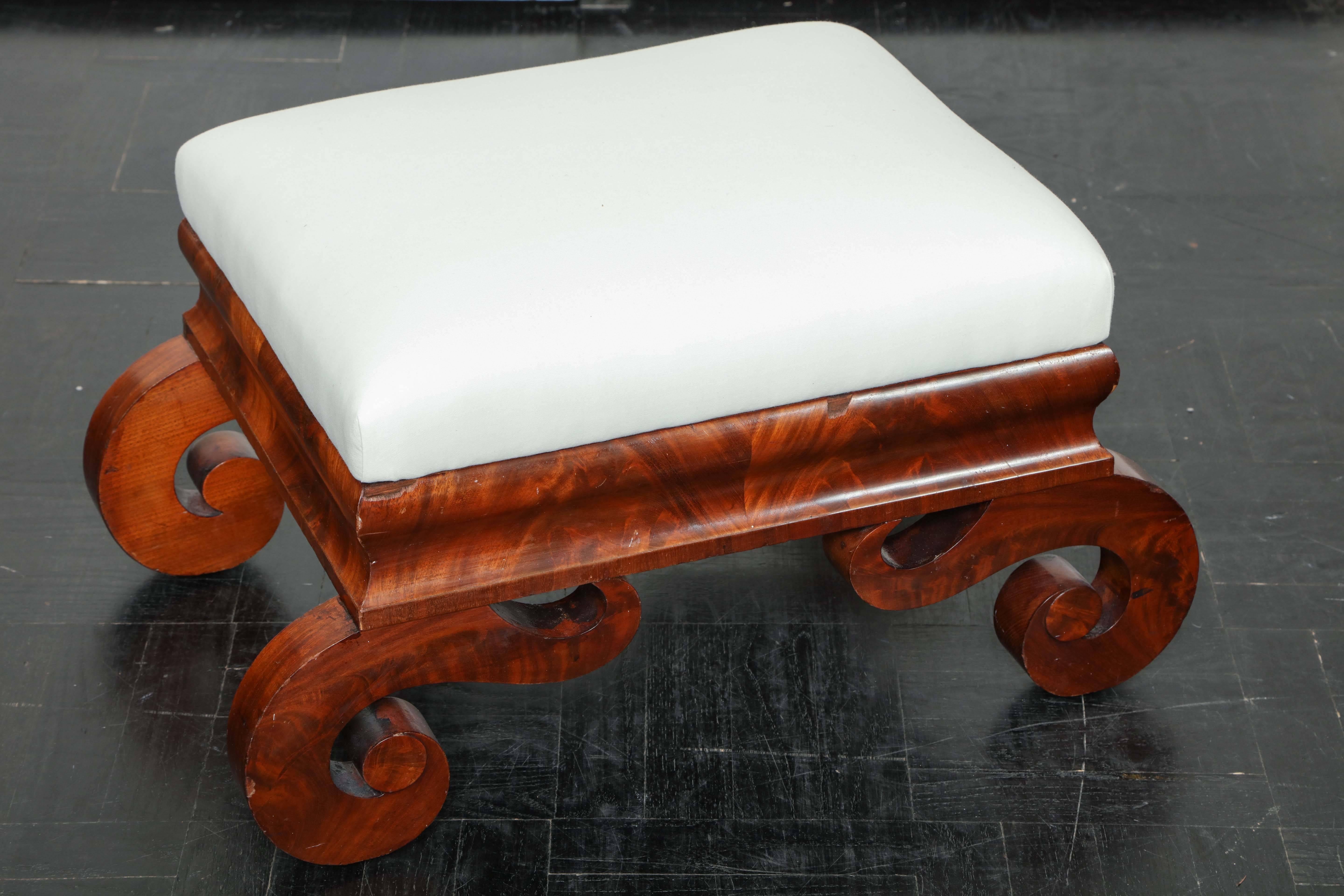 English Late 19th Century Mahogany Bench, Inscrolled Legs For Sale