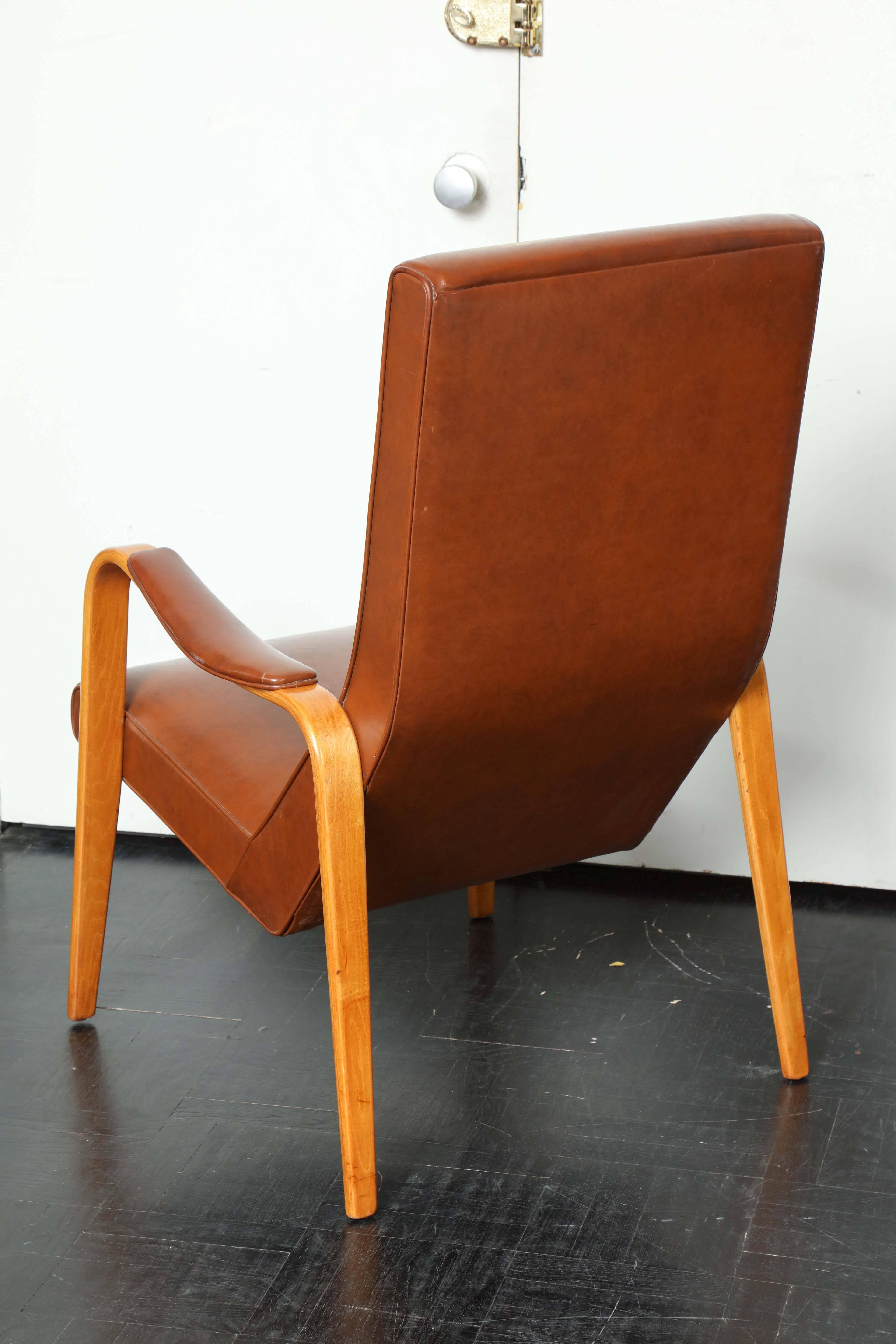 Mid-20th Century Walnut and Leather Open Armchair In Good Condition For Sale In New York, NY