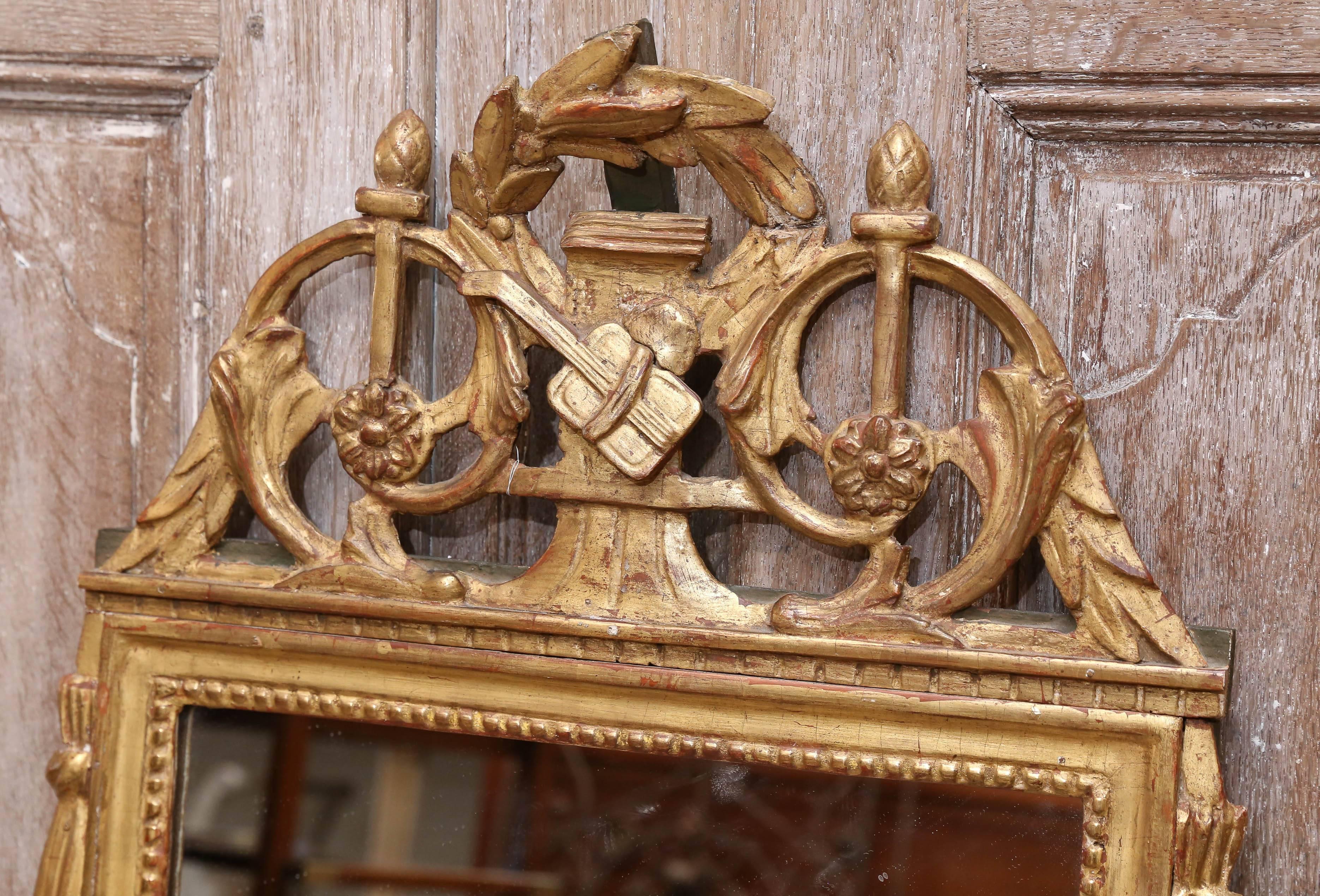 louis-XVI-Spiegel aus dem 18. Jahrhundert mit einer schönen geschnitzten Holzkrone.