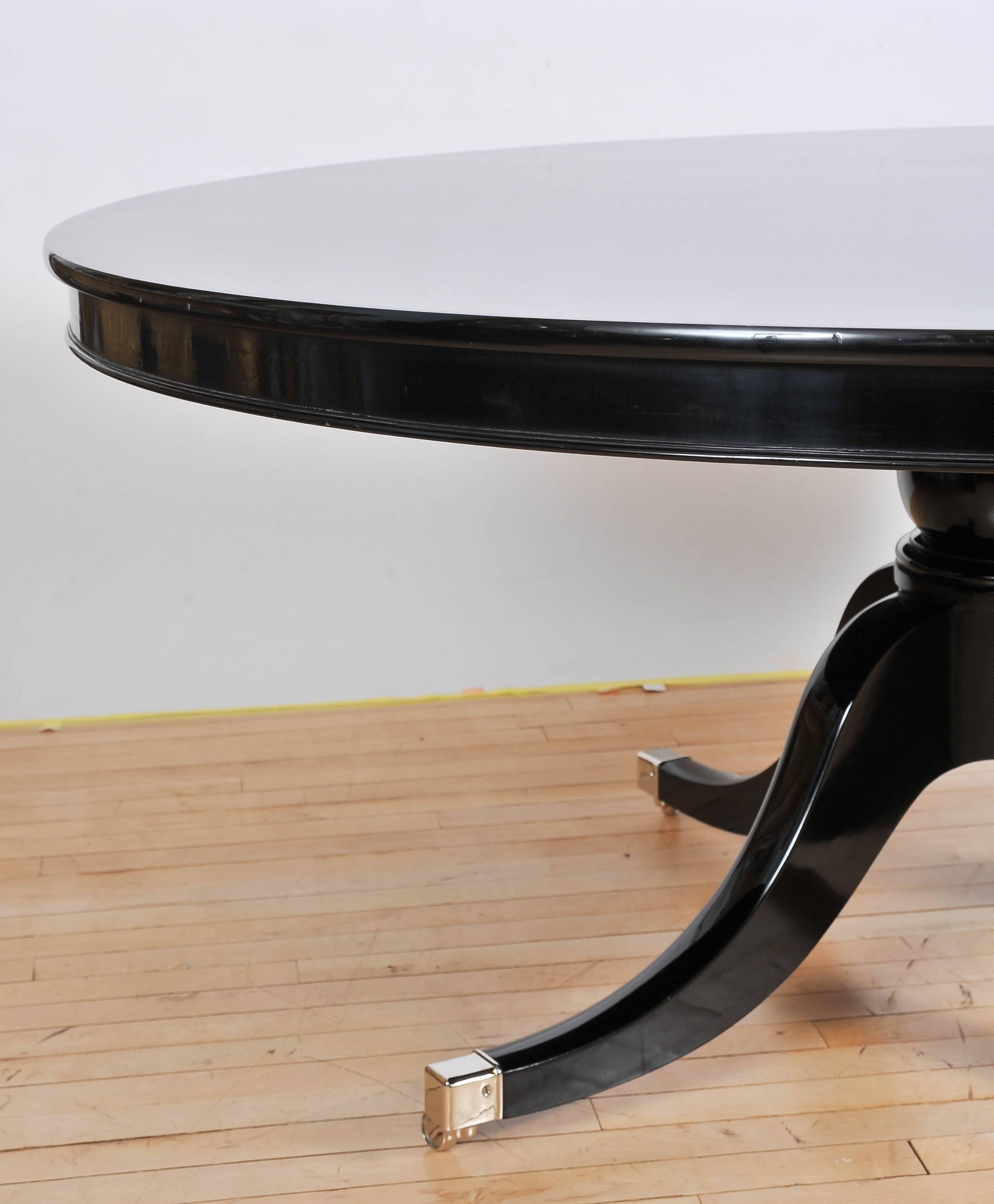 This marvellous and very appealing early 20th century mahogany breakfast table features an ebonized finish and is finished with square capped nickel-plated castors. The table is a well-proportioned size and is supported on a Quadraform base with