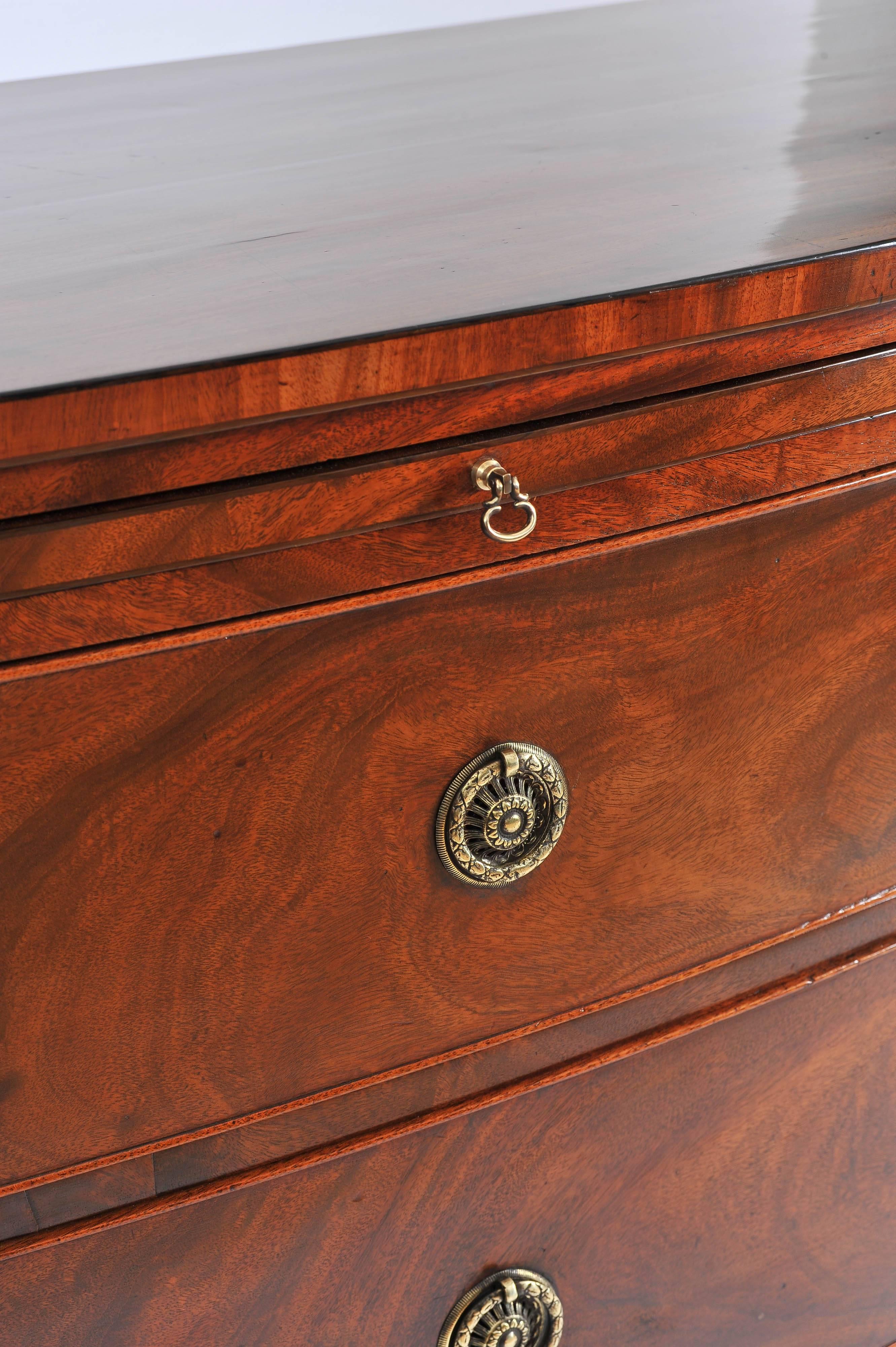 Georgian Mahogany Bow Fronted Chest of Drawers In Excellent Condition In London, GB