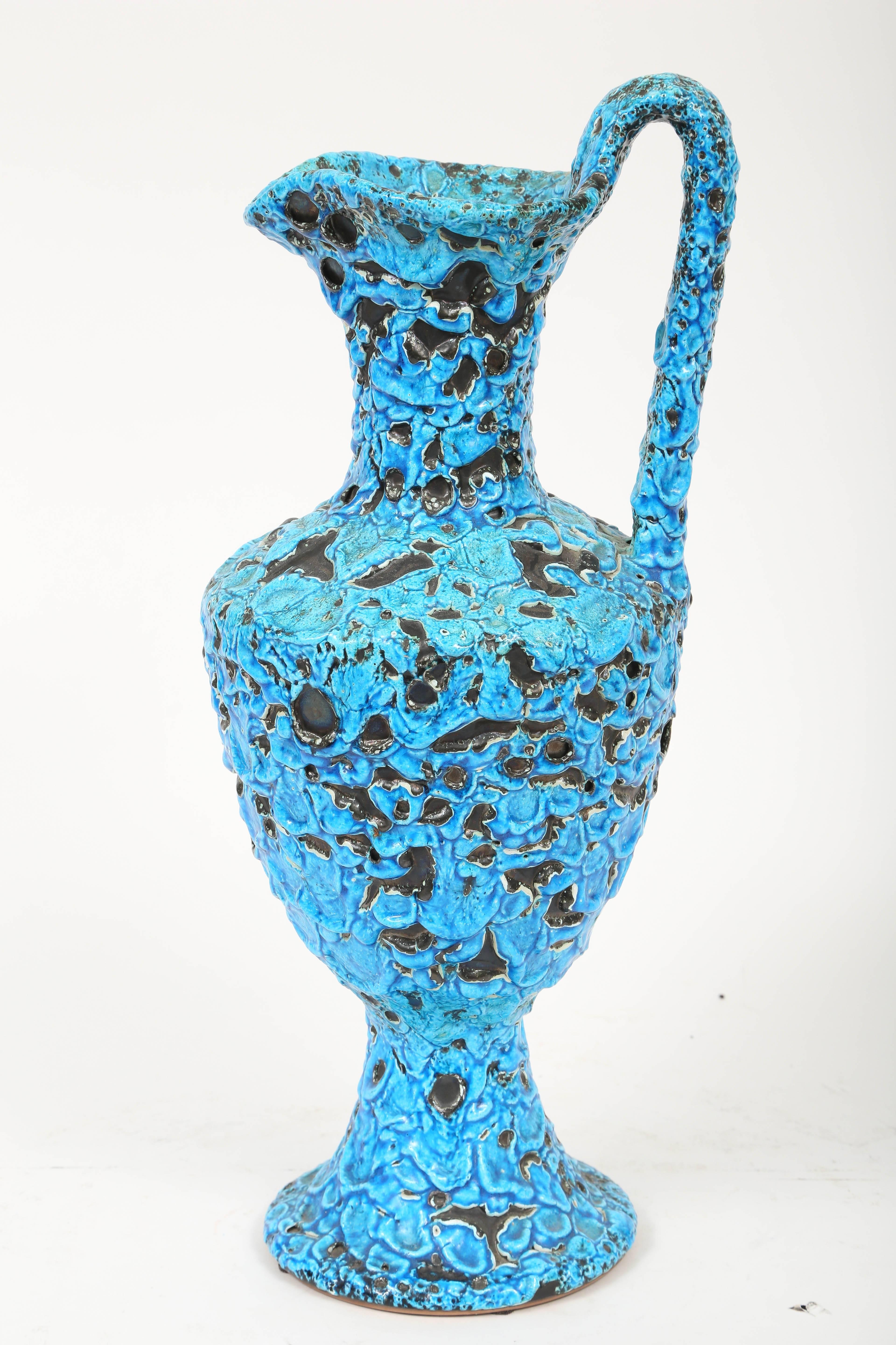 Mid-Century Modern Vase en poterie de lave Cyclope bleu vif et turquoise, années 1960 en vente