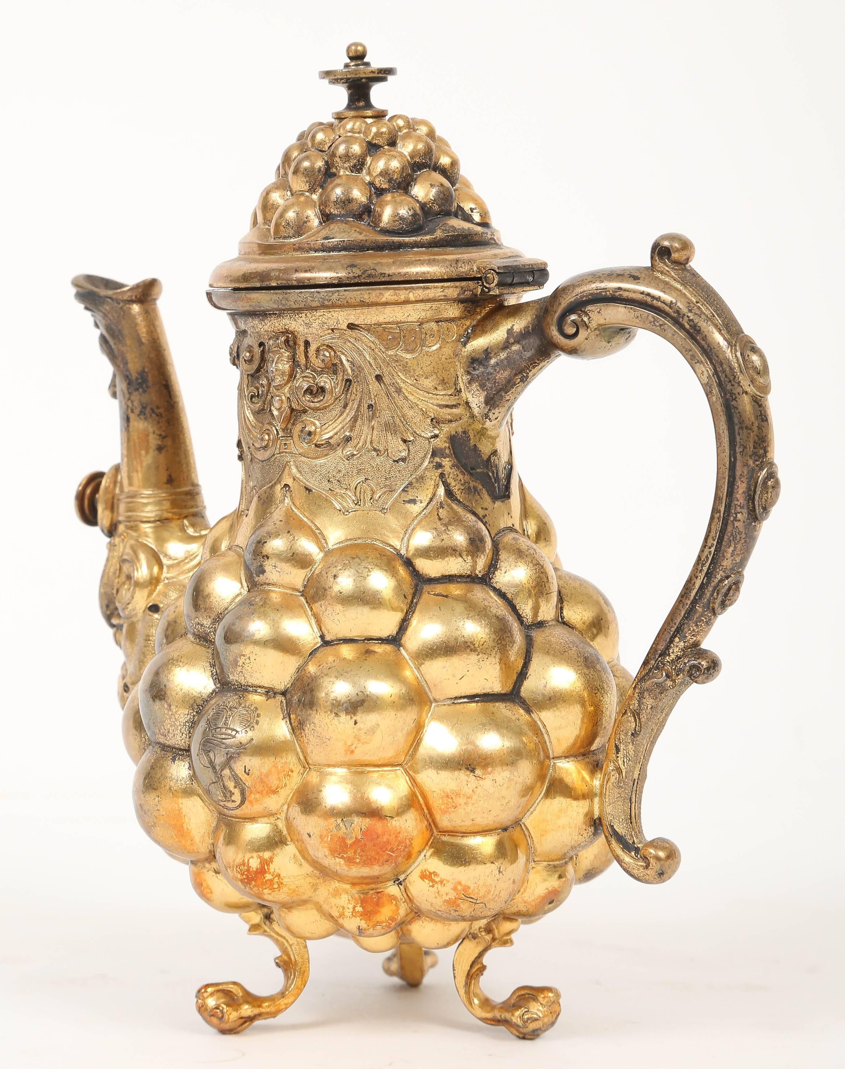 Deutsche vergoldete Silber-Couchtischkanne im Rokoko-Stil, Nürnberg, 17.-18. Jahrhundert (Vergoldet) im Angebot