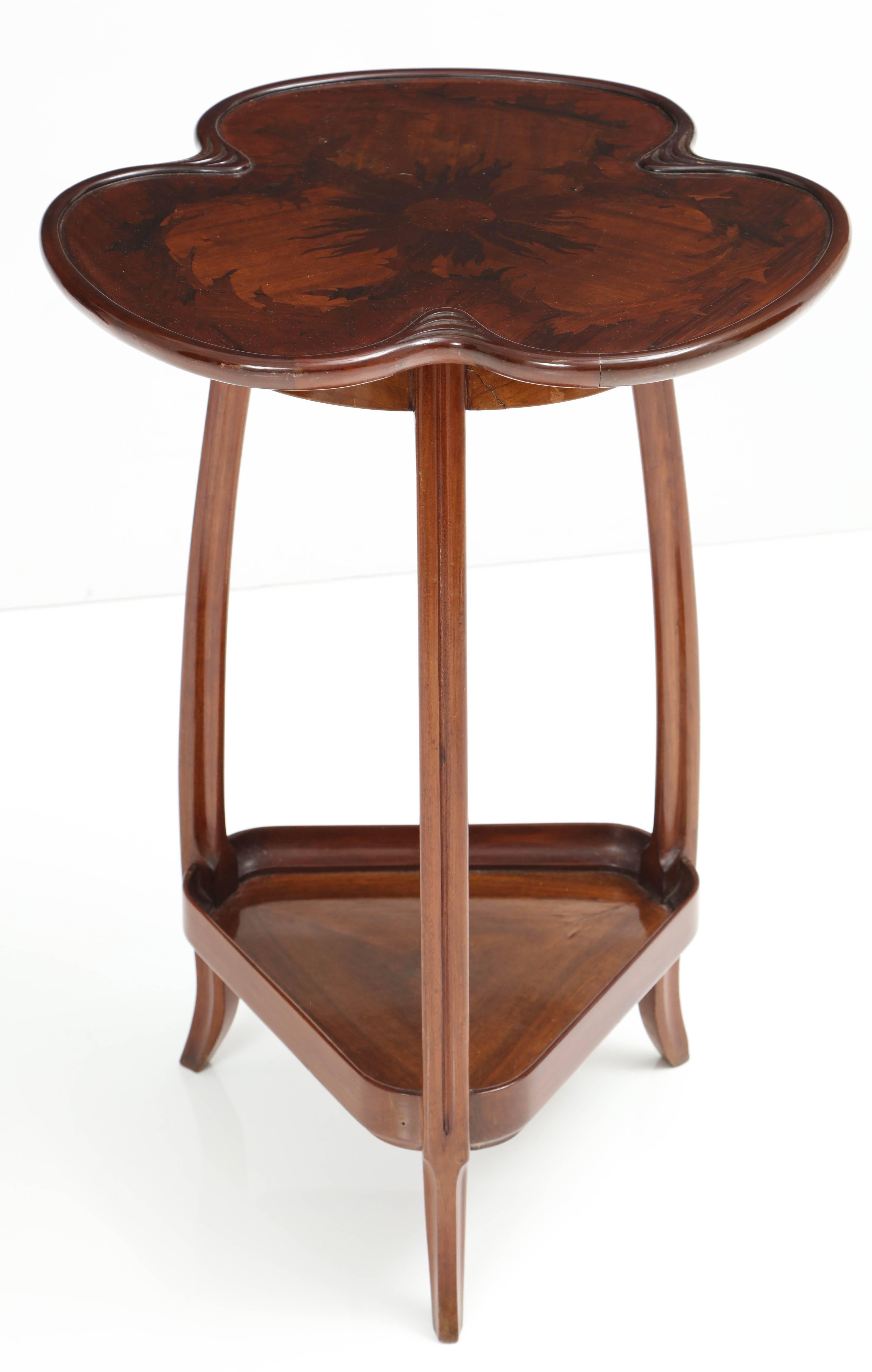 Cloverleaf shape for this Art Nouveau two tray gueridon table in rosewood and mahogany.
Elegant legs, refined details around the top.