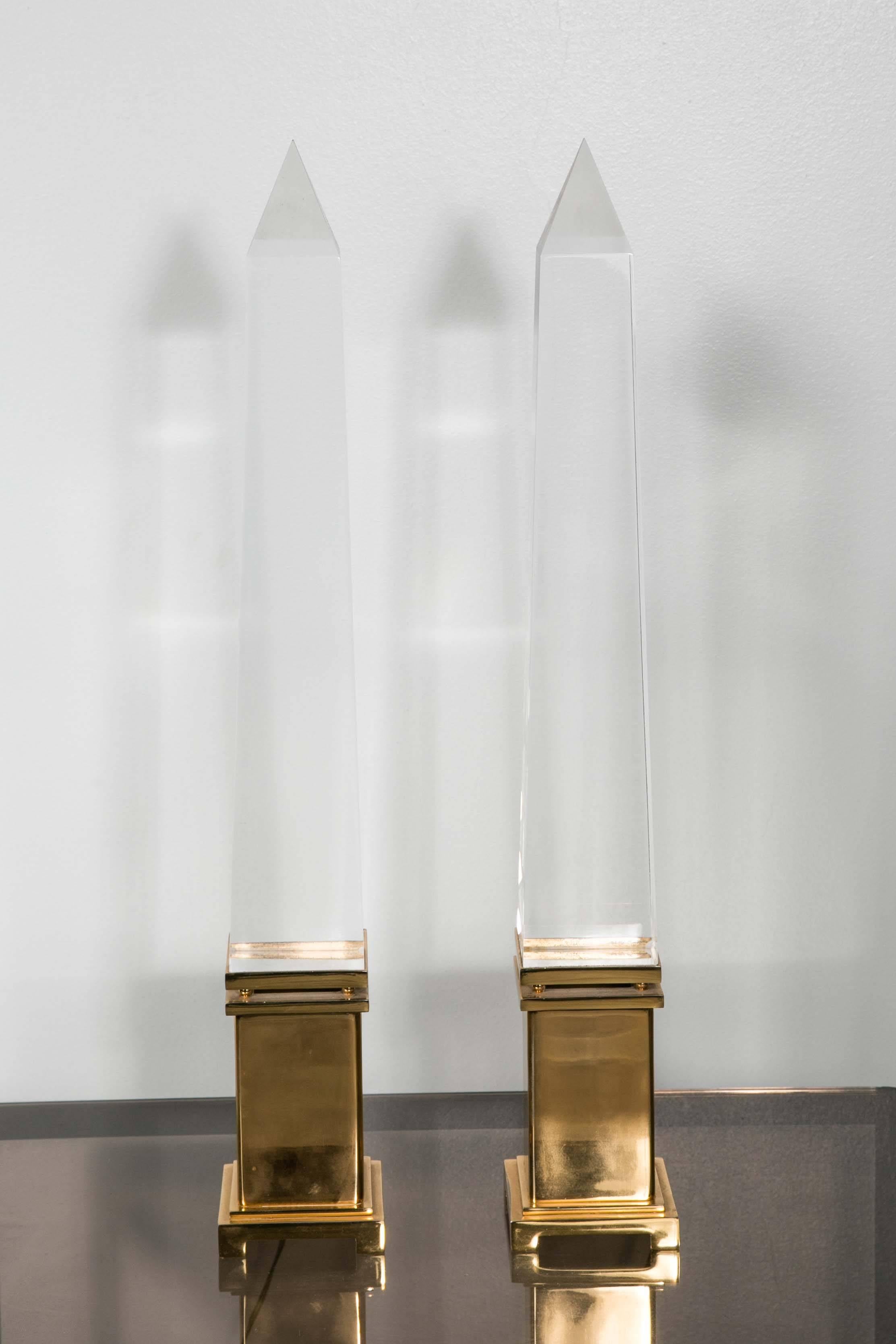 Pair of lamps in Lucite and brass, fine model,
circa 1960.
