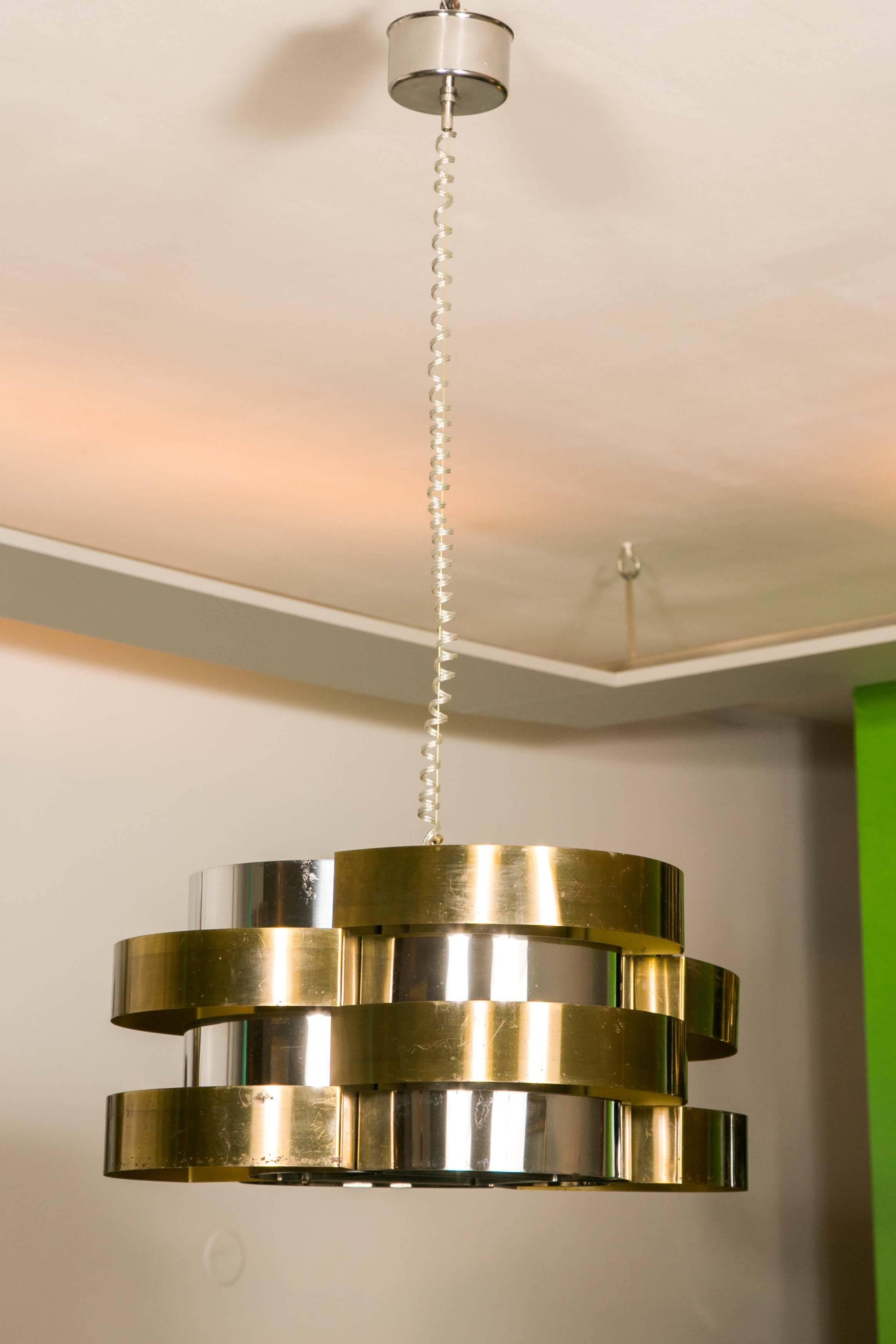 Elegant chandelier in steel and brass with a fine design typical of the 1970s.
With five lights inside.