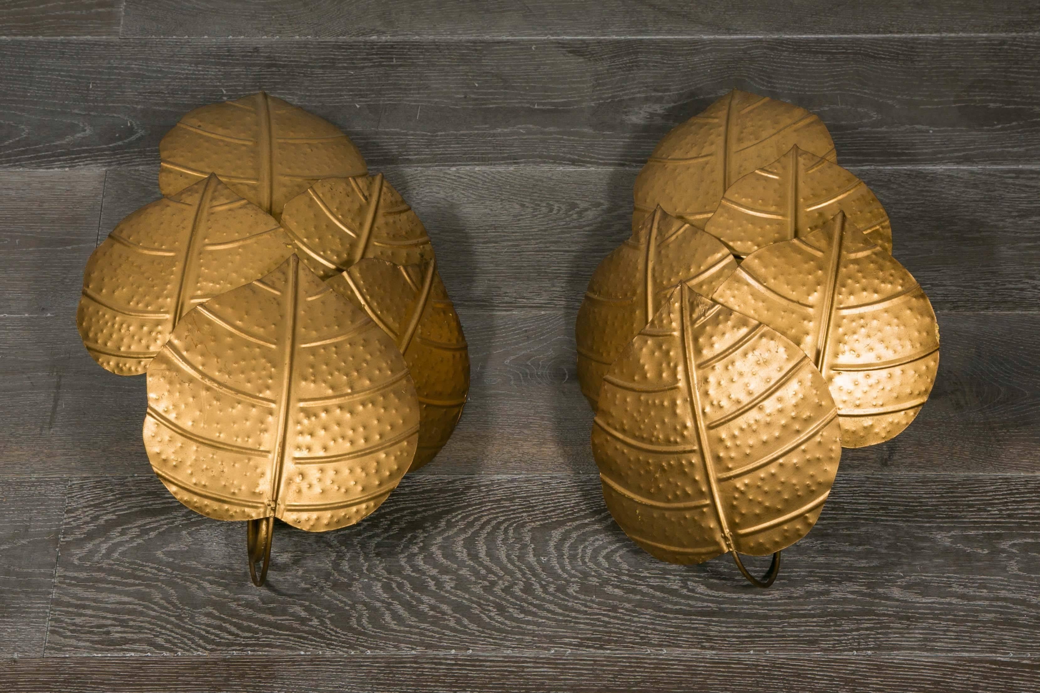 Very decorative pair of sconces with five large leaves in brass.
Fine design, 
circa 1970.