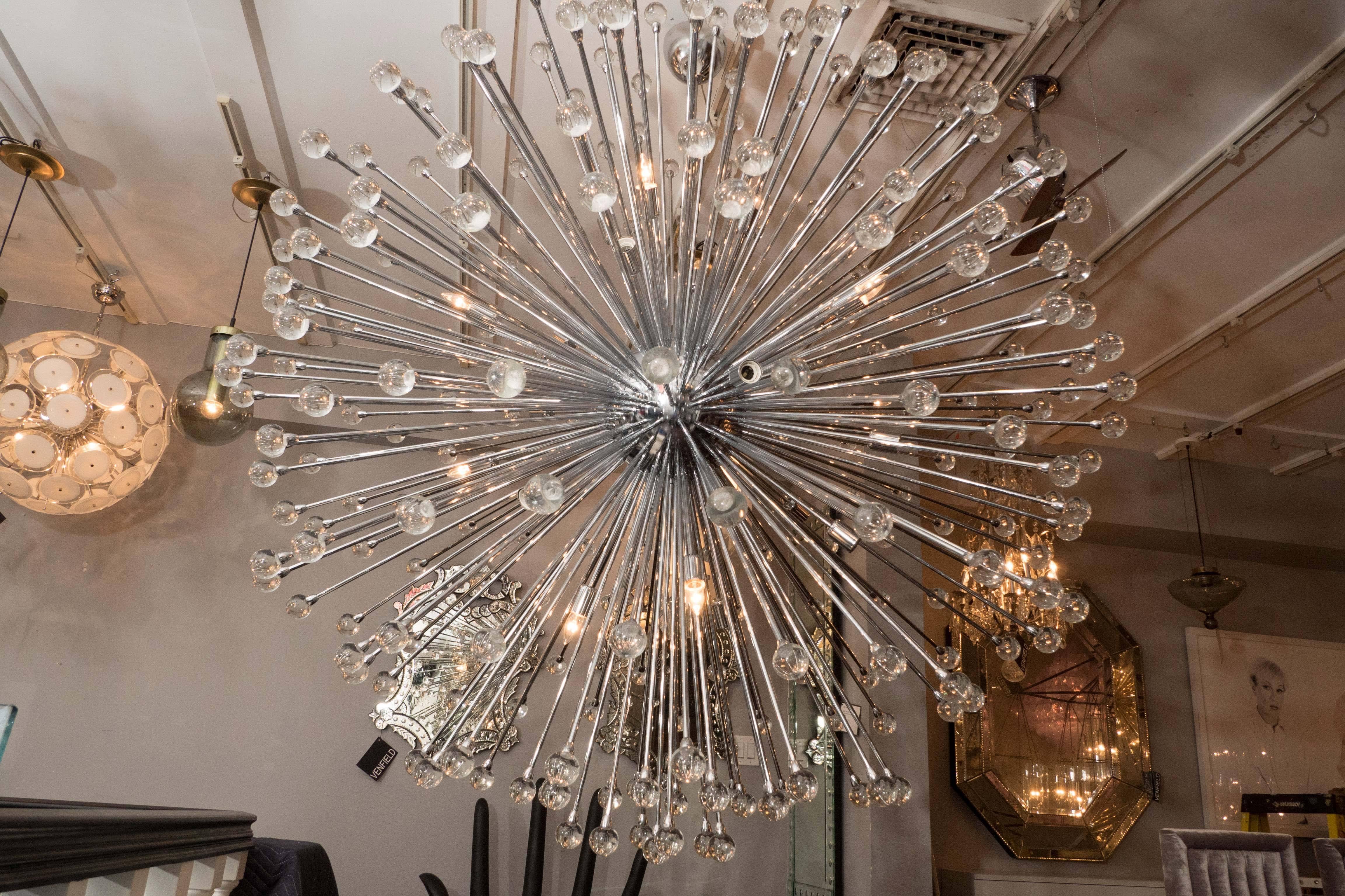 Enorme lustre Sputnik à boules en verre de Murano dans un chrome poli. La personnalisation est disponible dans différentes tailles et finitions.