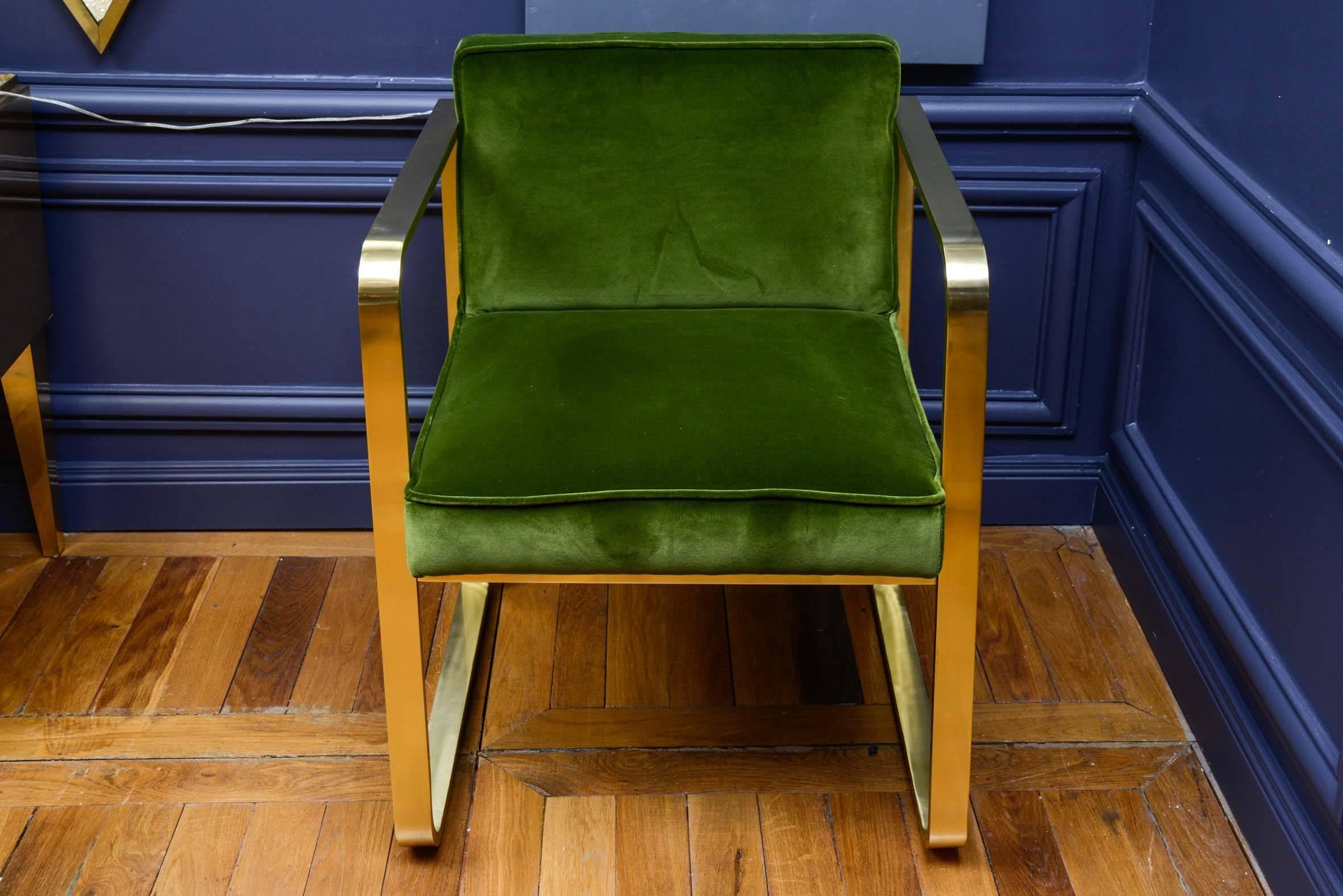 Set of table armchairs in satin finish polished brass, back and seat upholstered with green velvet, collection gallery Glustin.