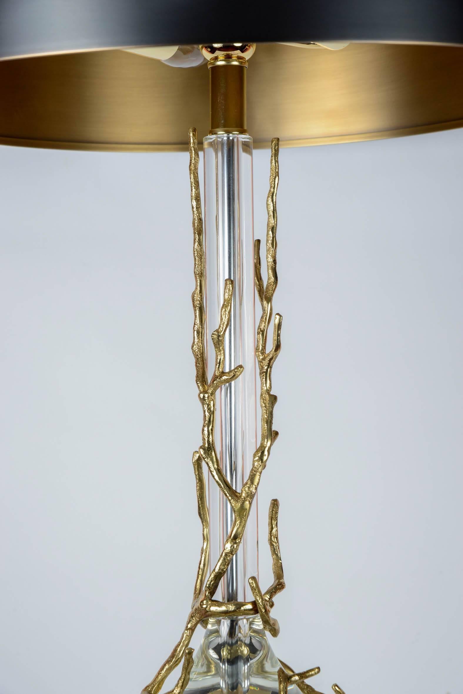 Paire de lampes en bronze et cristal avec abat-jour en laiton patiné
Excellent état
France
Circa 1990's
