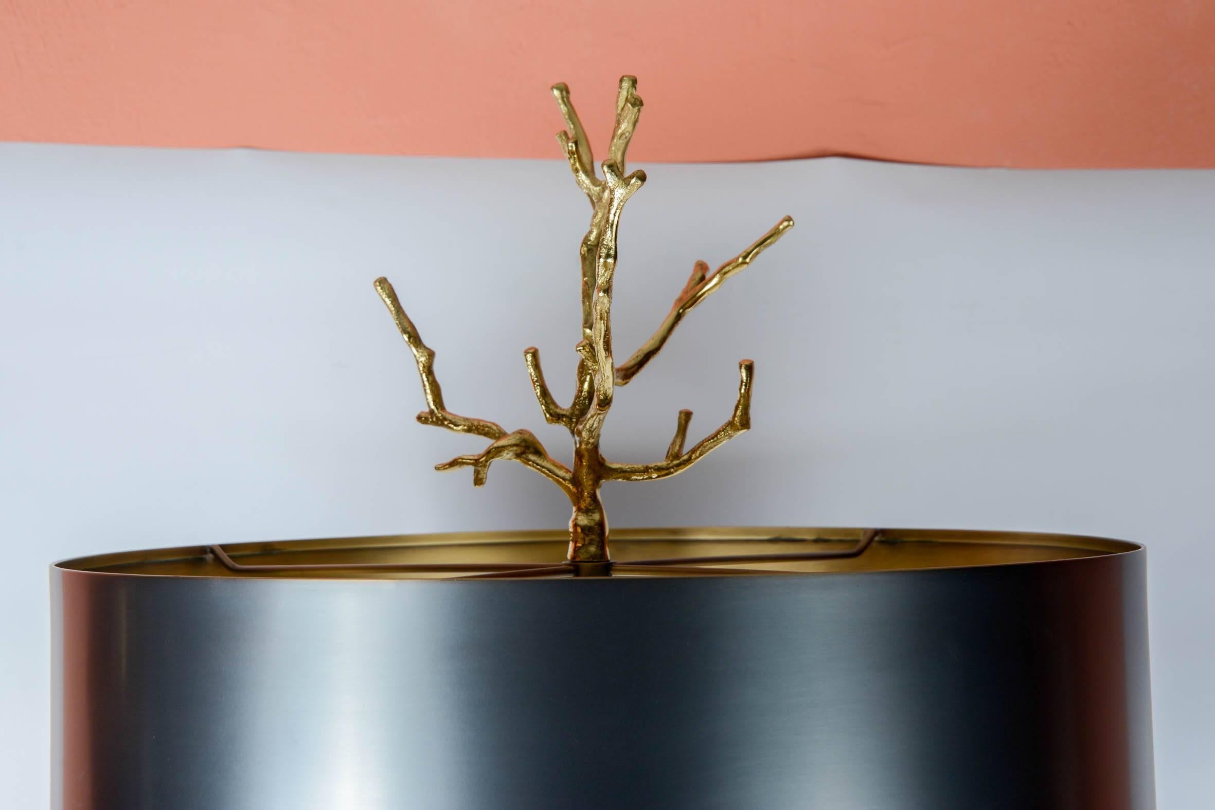 Français Paire de lampes en bronze et cristal dans le style de la Maison Charles en vente