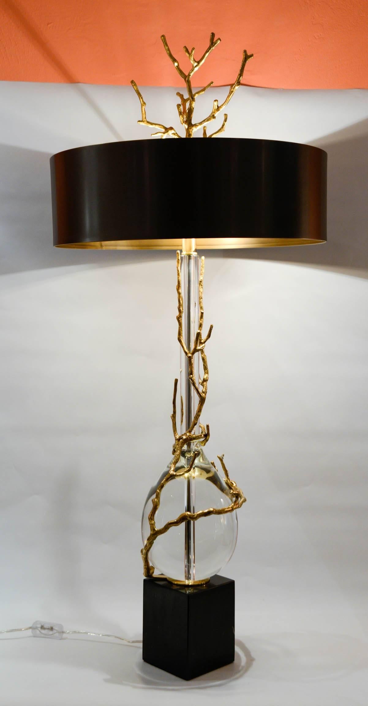 Bronze Paire de lampes en bronze et cristal dans le style de la Maison Charles en vente