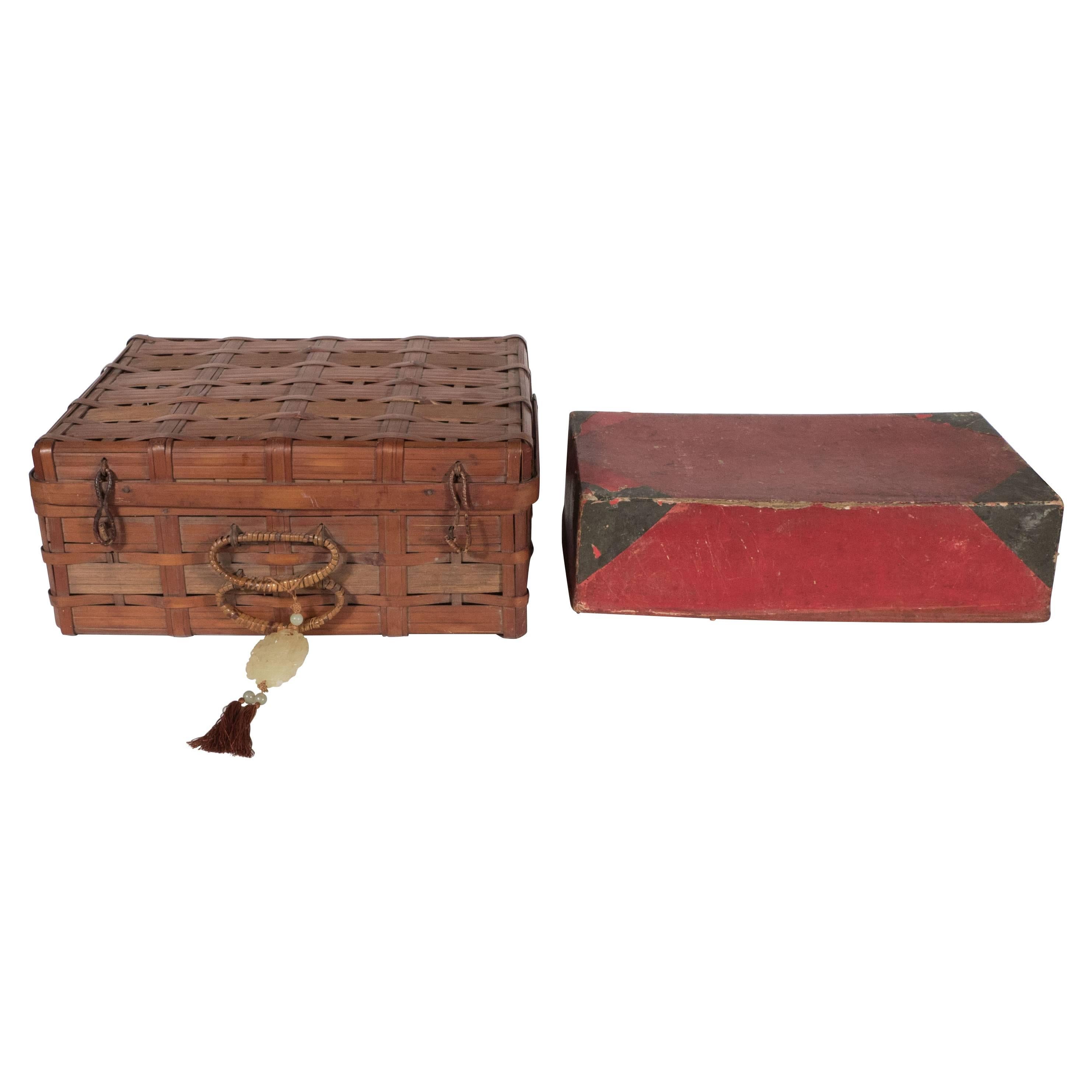 Deux boîtes à d'orfèvrerie coréennes anciennes en rotin brun et papier mâché rouge en vente