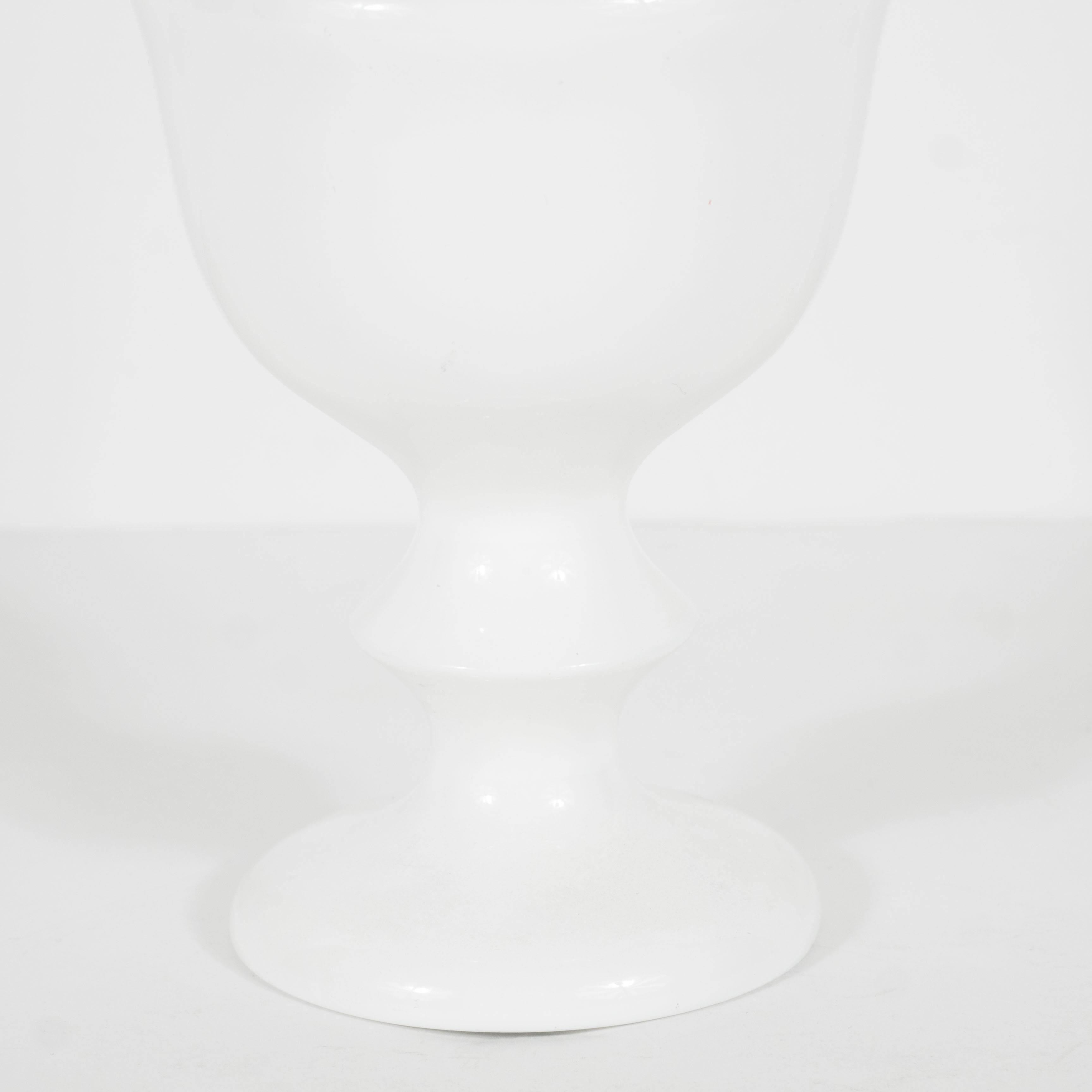 Questa scultura, a forma di uovo galvanizzato in argento con un supporto in porcellana bianca, rappresenta la forma più iconica dello stimato artista svizzero Herbert Distel. Nello stesso periodo creò un uovo di 22 tonnellate, che installò sulla
