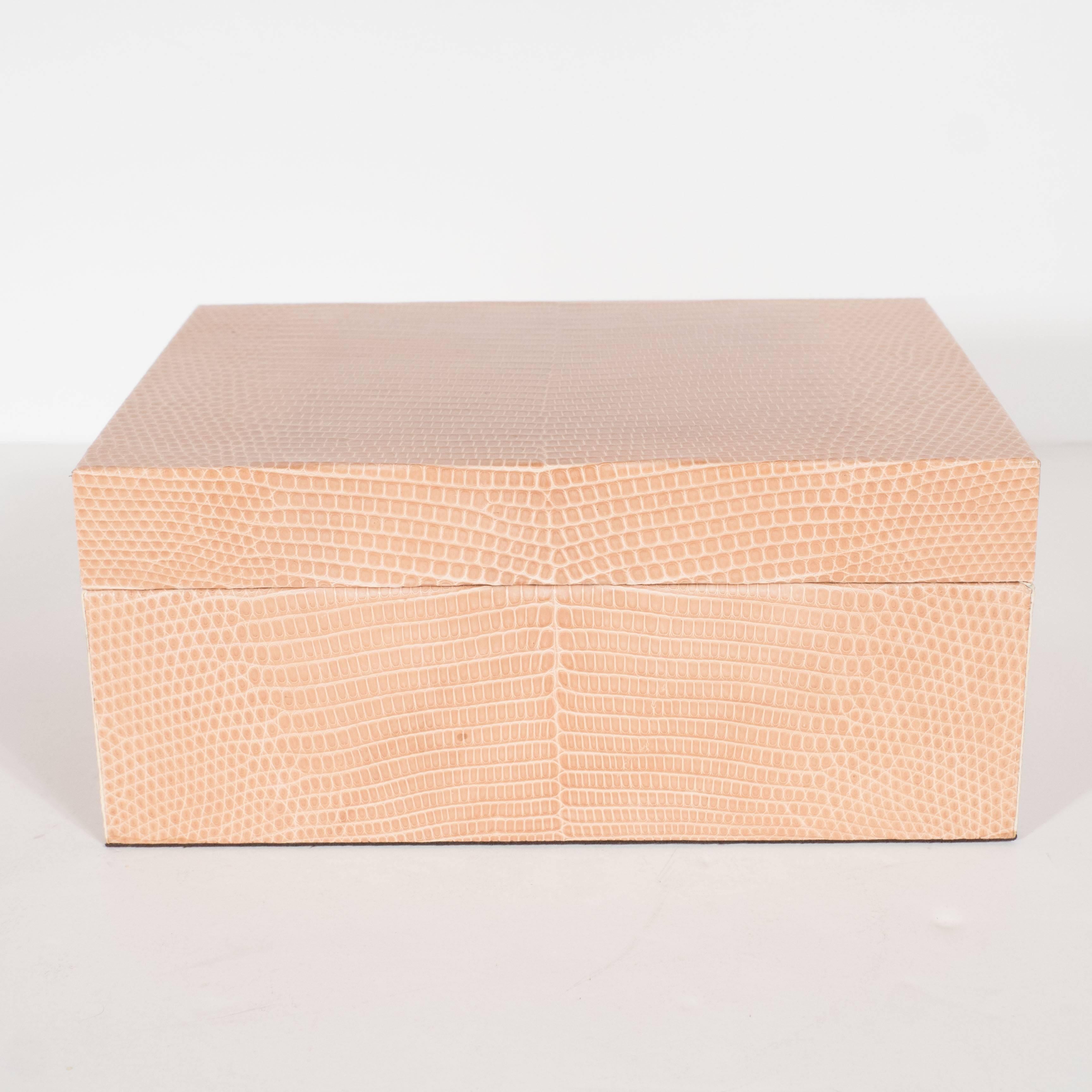 Moderne Boîte chic et moderniste en peau de lézard enveloppée dans des tons naturels en vente